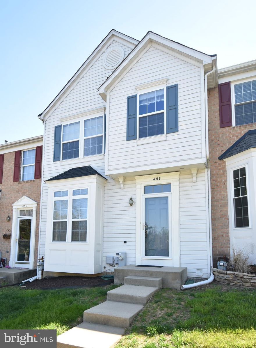 OPEN & SPACIOUS TOWNHOME IN COUNTRY WALK W/NEARLY 2,000 SQFT OF FIN LIVING SPACE. ENJOY THE LARGE EAT-IN KIT SPANNING ENTIRE BACK END OF HOME W/42" CABS, ISLAND, BRAND NEW WHIRLPOOL S/S GAS STOVE, WHIRLPOOL S/S FRIGE & FRIEGIDAIRE S/S DISHWASHER (2015), SLIDER TO BACK DECK, FIN L/L WITH BRAND NEW CARPET, GAS F/P, 4TH BDRM/OFFICE, & WALK-OUT TO FULLY FENCED YARD. NEW ROOF IN 2017. MOVE RIGHT IN!