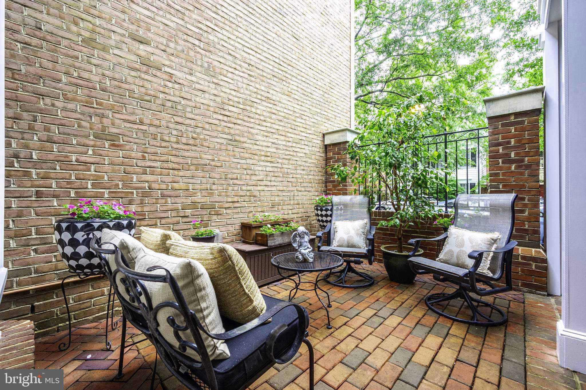 1106 ROUNDHOUSE LANE