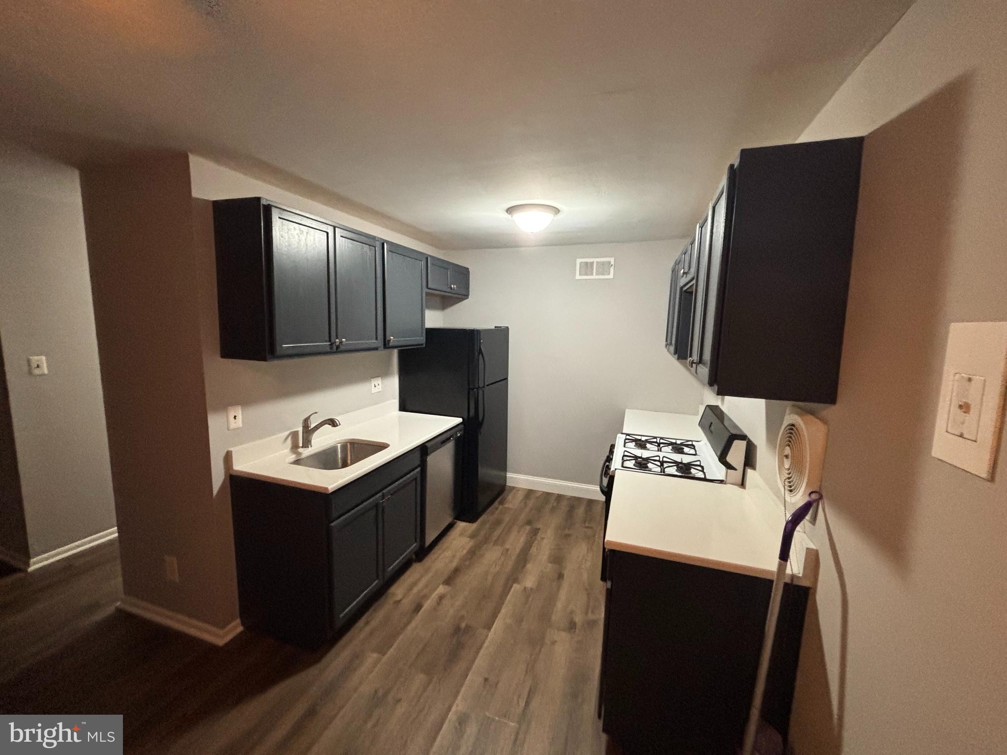 2 bedroom, 1 bathroom unit now available! This property features an updated kitchen and bathroom, open concept and on site washer/dryer on the interior. On the exterior ample street parking. And finally, is conveniently located near an abundance of public transportation including but not limited to subways, buses, BLVD and 76 which will make the commute a breeze. So what are you waiting for? Hurry and schedule your appointment today!