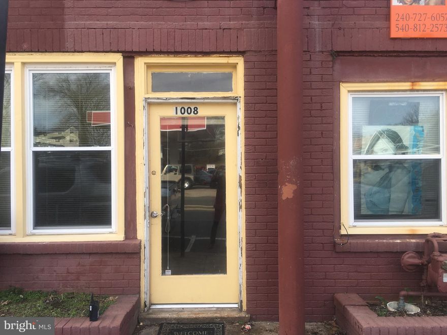 Approximately 400 sq.ft., office, retail, barber shop etc., full bath, storage area, 1 large room.