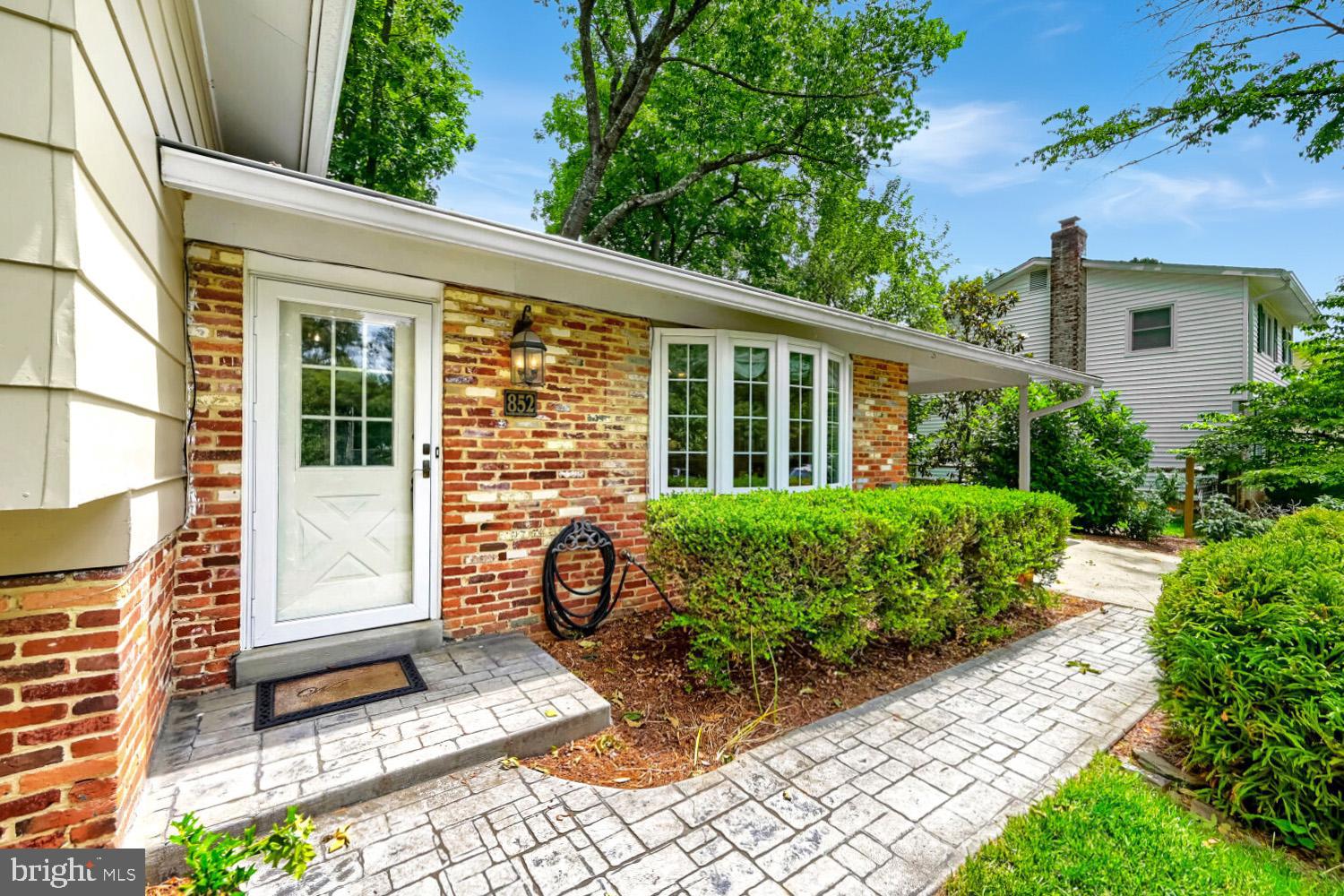852 DIAMOND DRIVE
