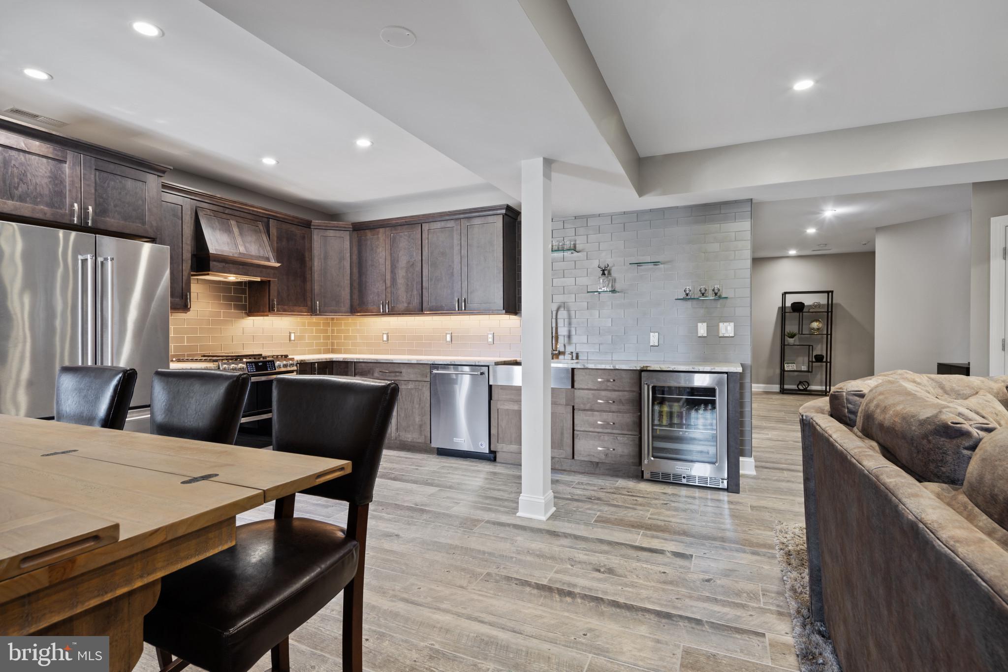 WHITE HALL - Residential