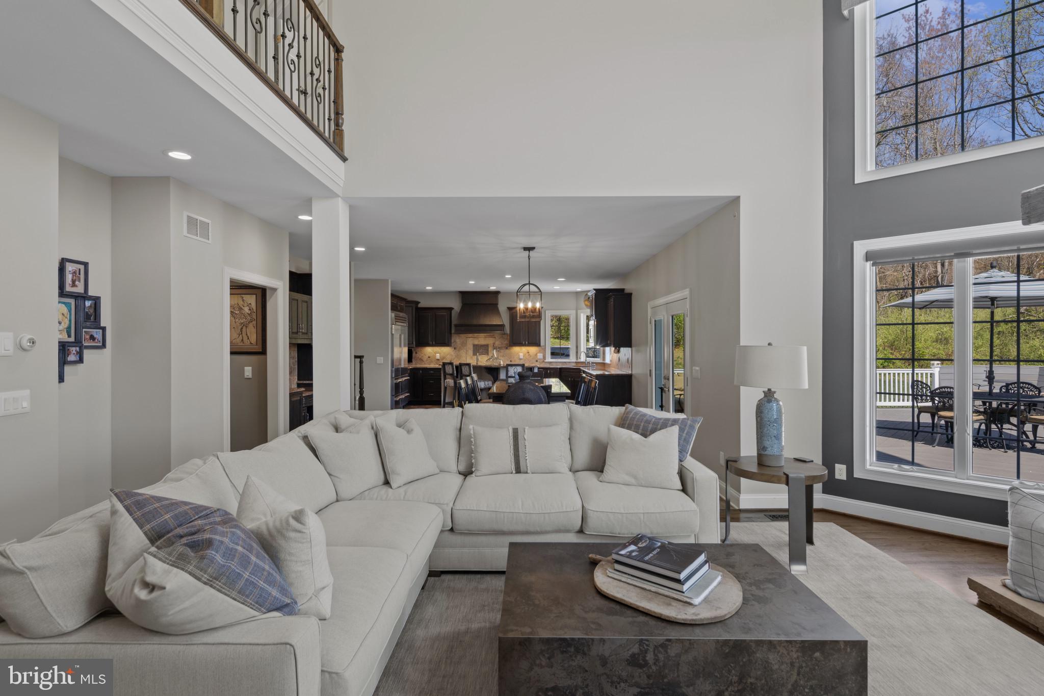 WHITE HALL - Residential