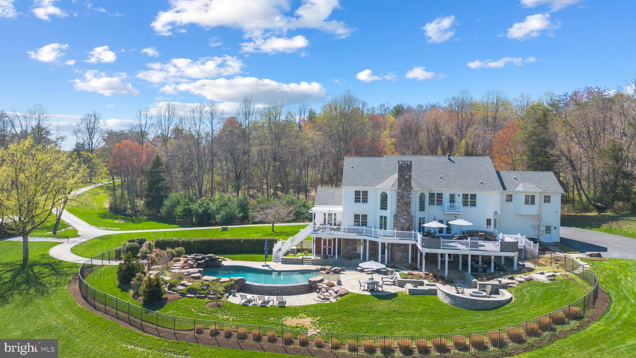 WHITE HALL - Residential