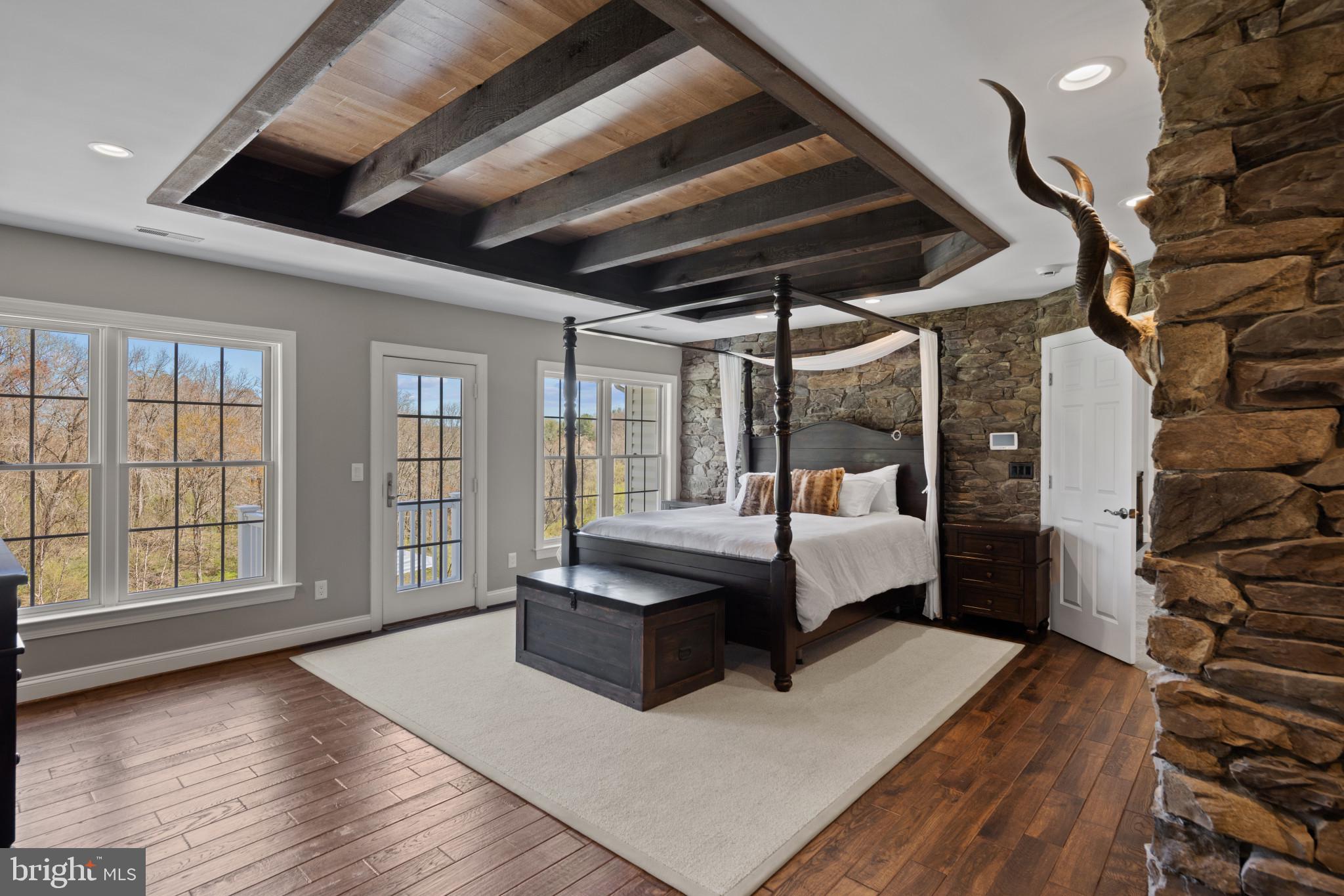 WHITE HALL - Residential