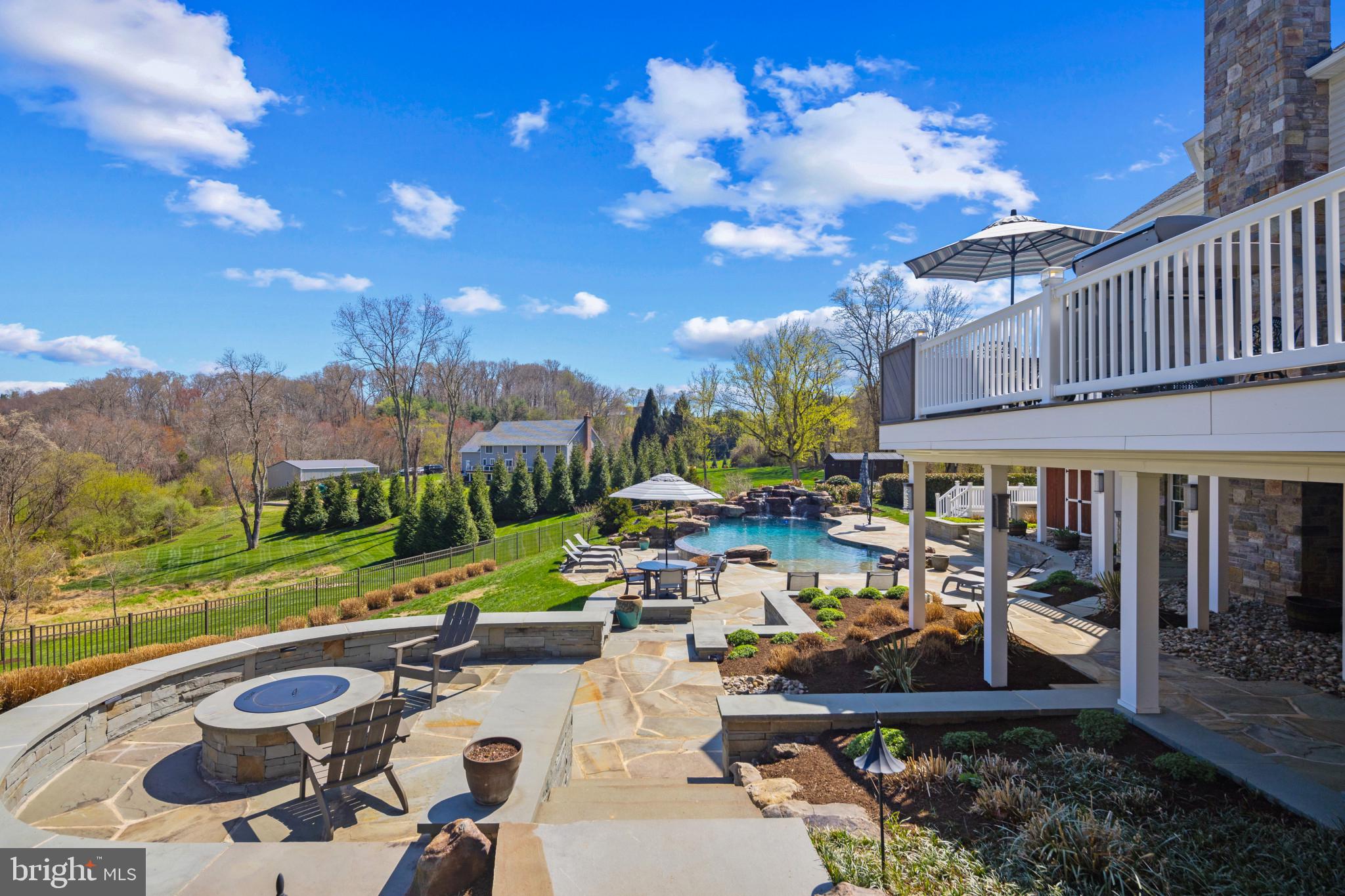 WHITE HALL - Residential