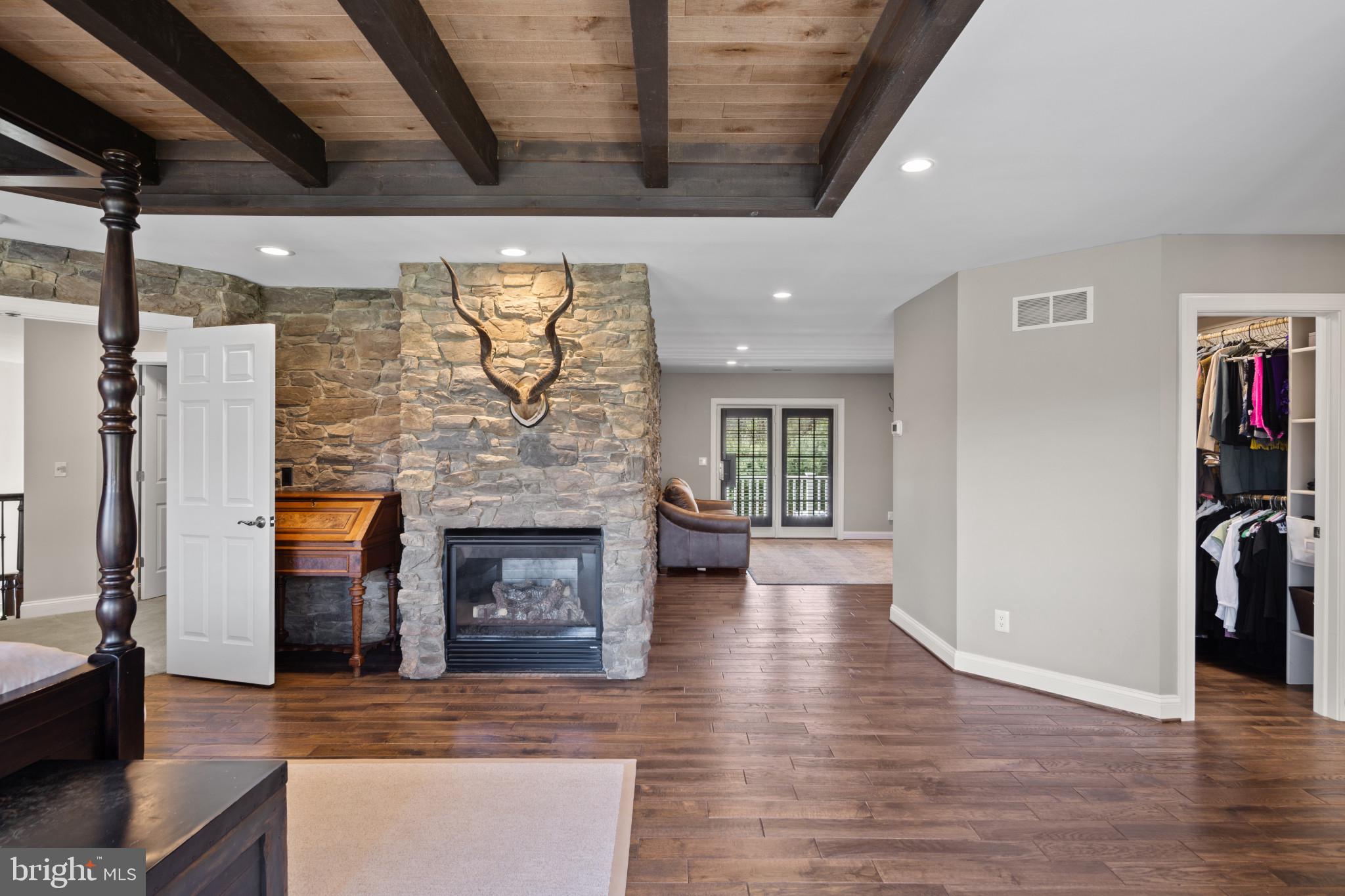 WHITE HALL - Residential