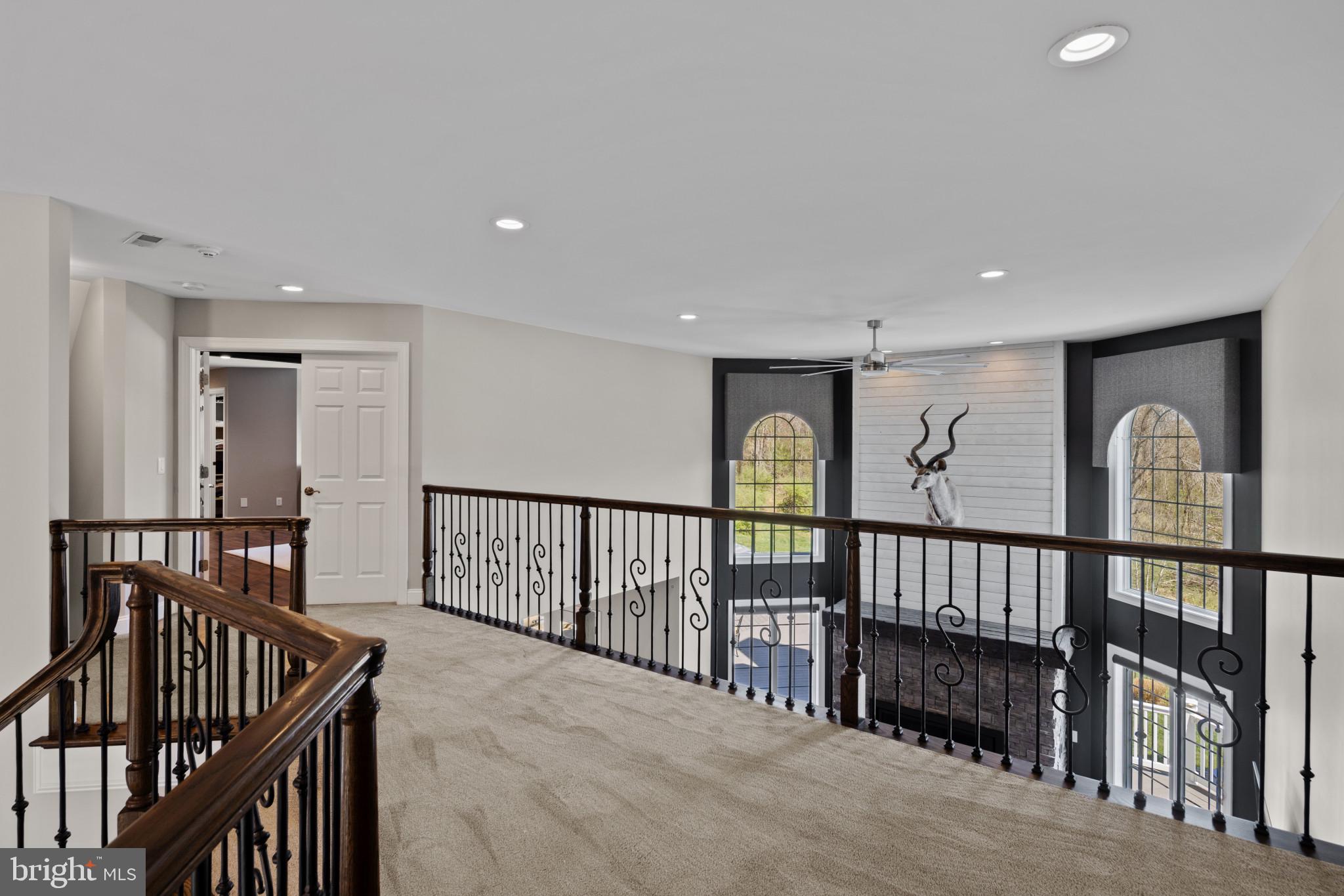 WHITE HALL - Residential