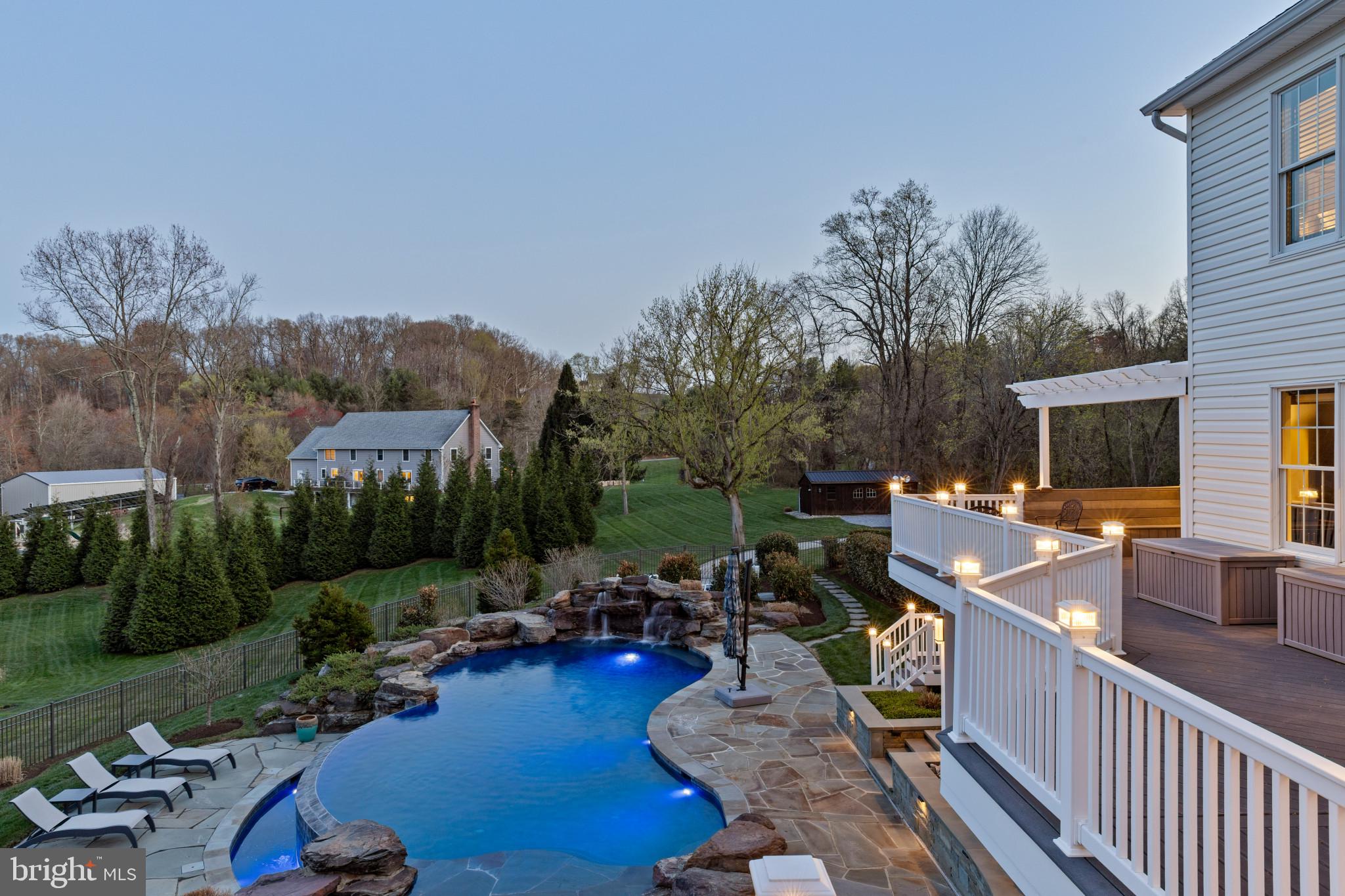 WHITE HALL - Residential