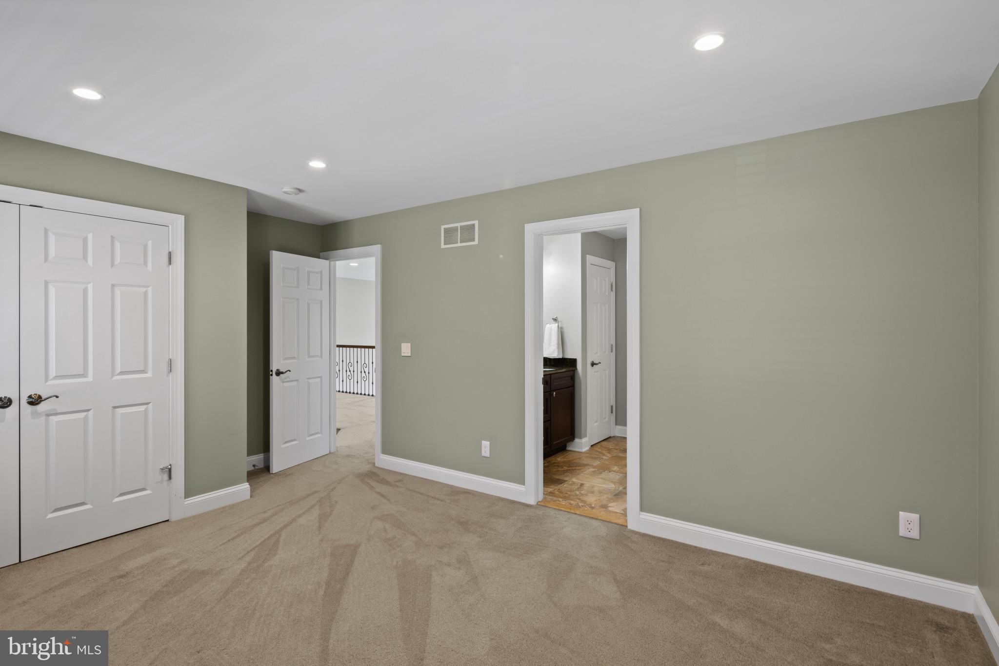 WHITE HALL - Residential