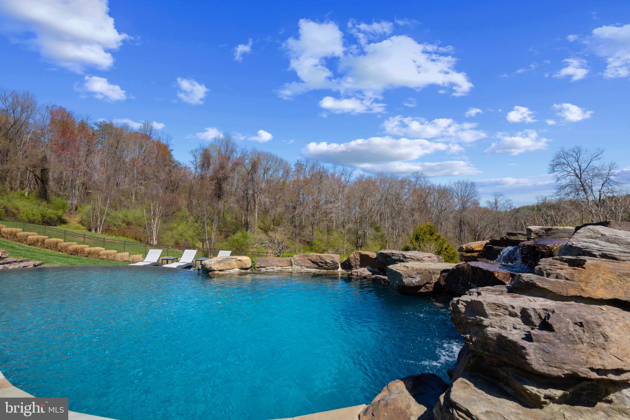 WHITE HALL - Residential