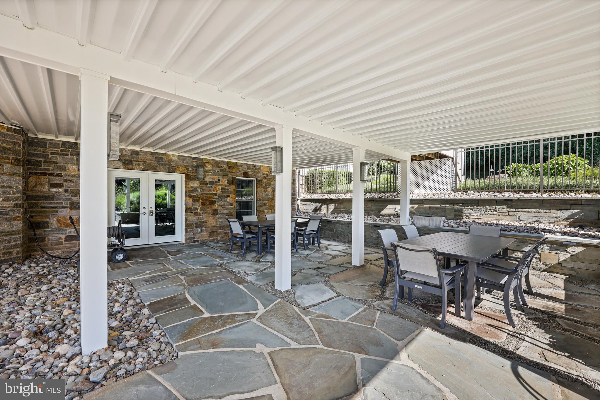 WHITE HALL - Residential