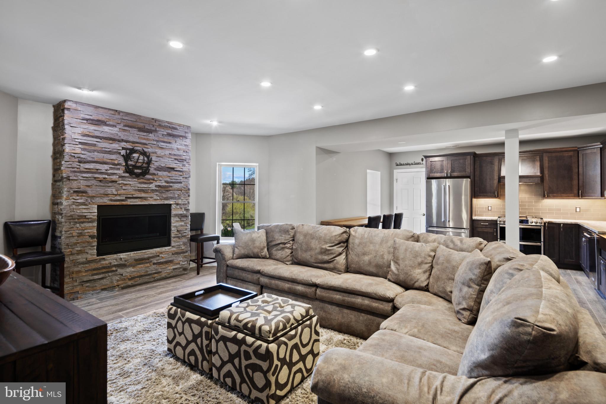 WHITE HALL - Residential