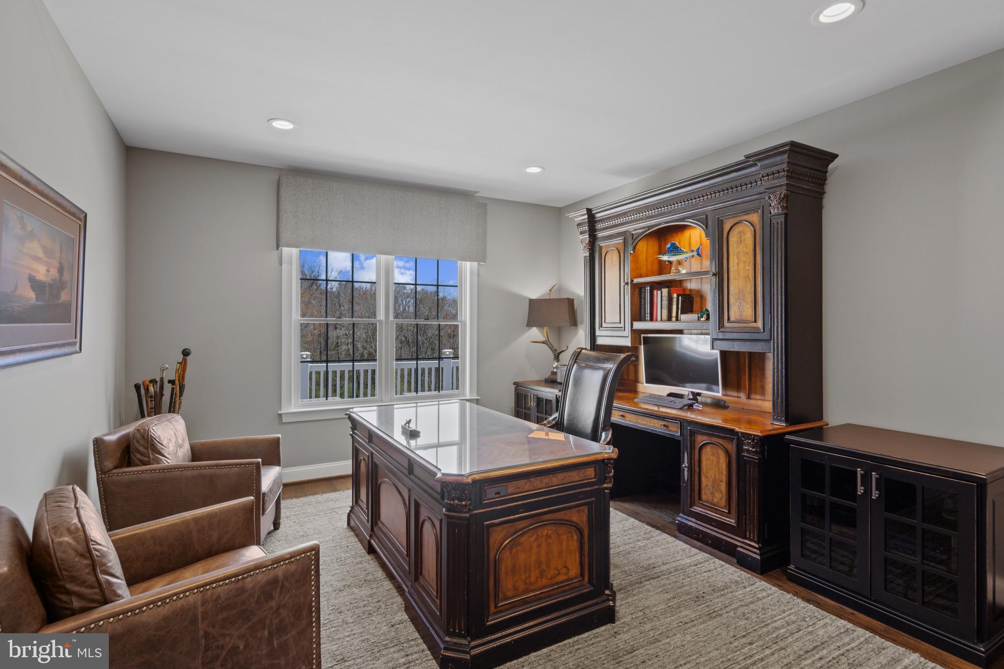 WHITE HALL - Residential