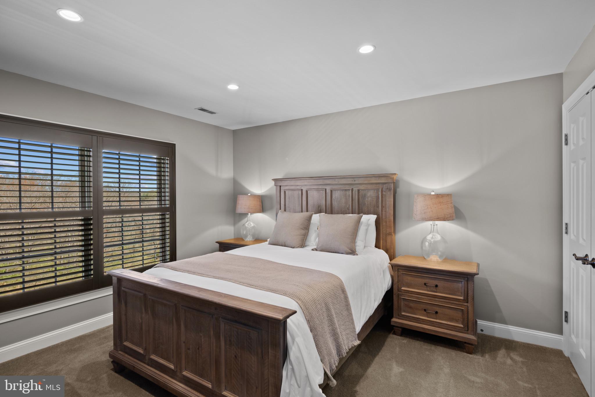 WHITE HALL - Residential