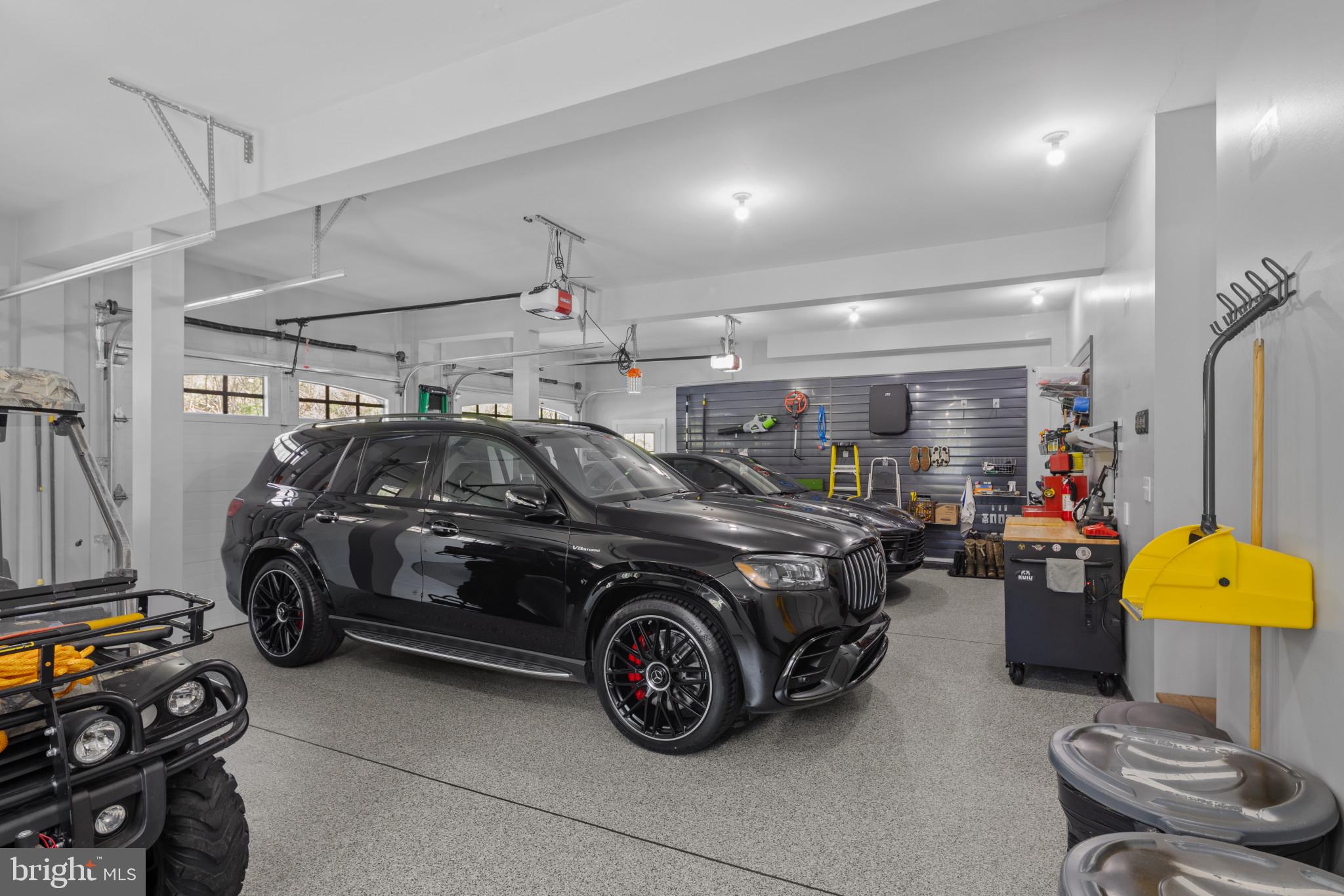 WHITE HALL - Residential