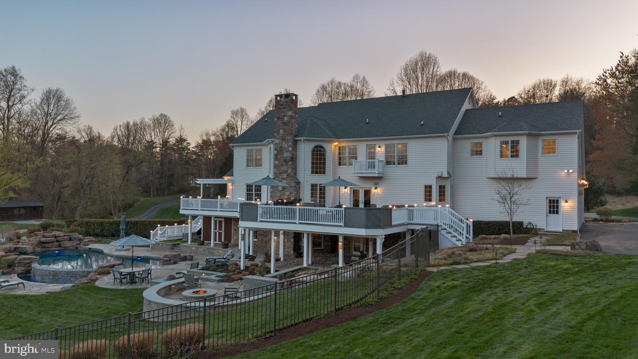 WHITE HALL - Residential