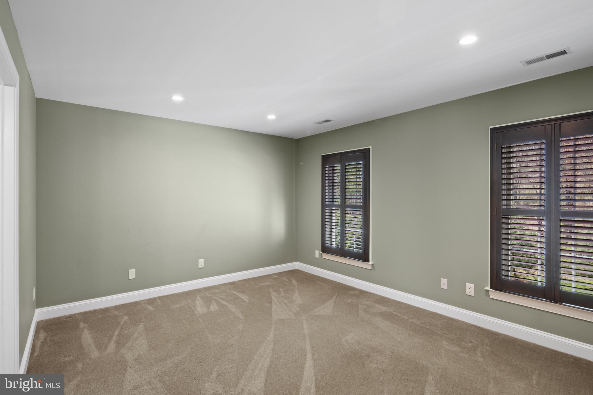 WHITE HALL - Residential