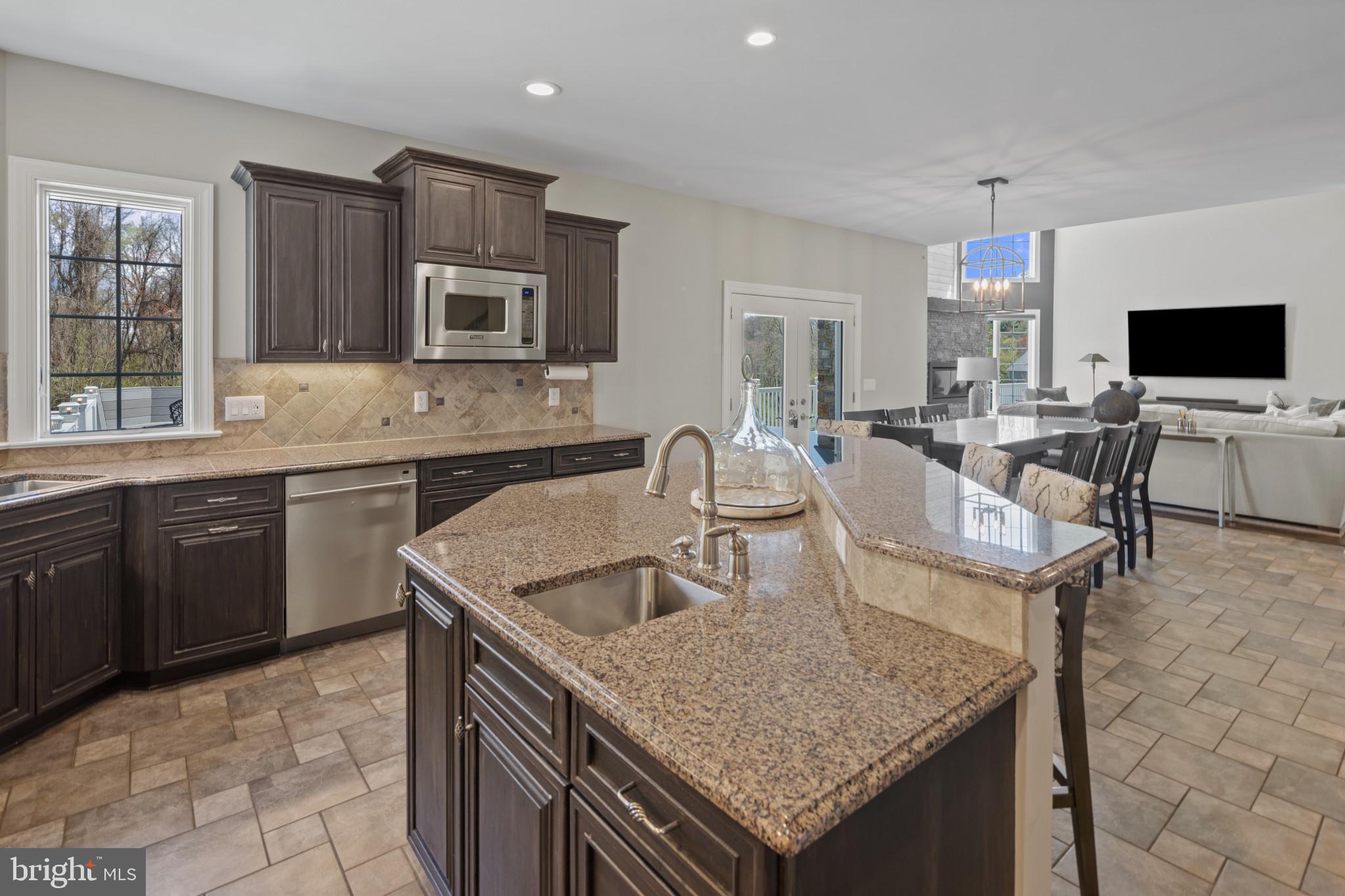 WHITE HALL - Residential