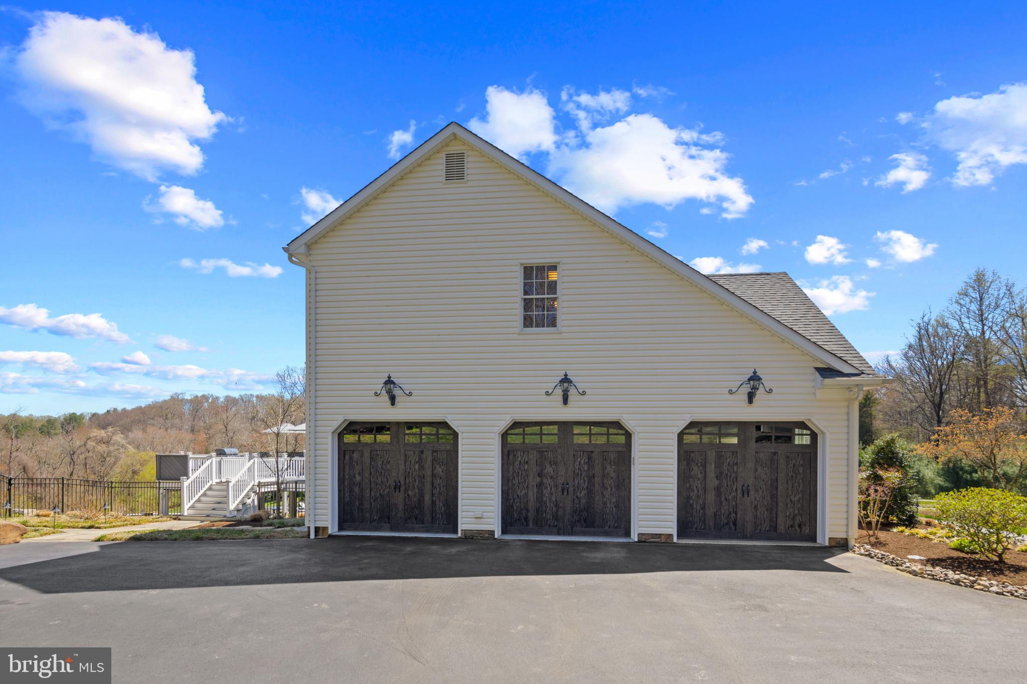 WHITE HALL - Residential