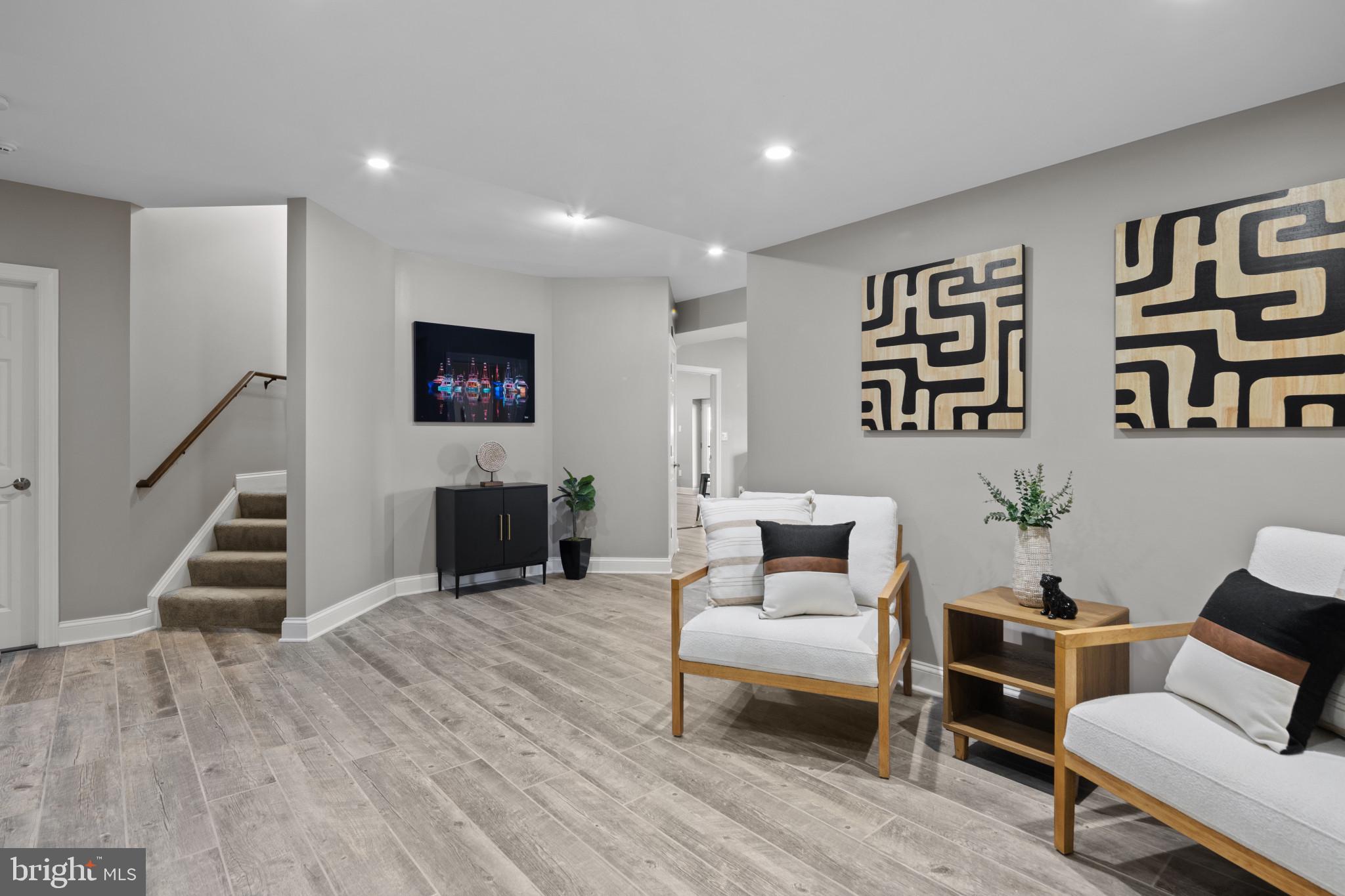 WHITE HALL - Residential