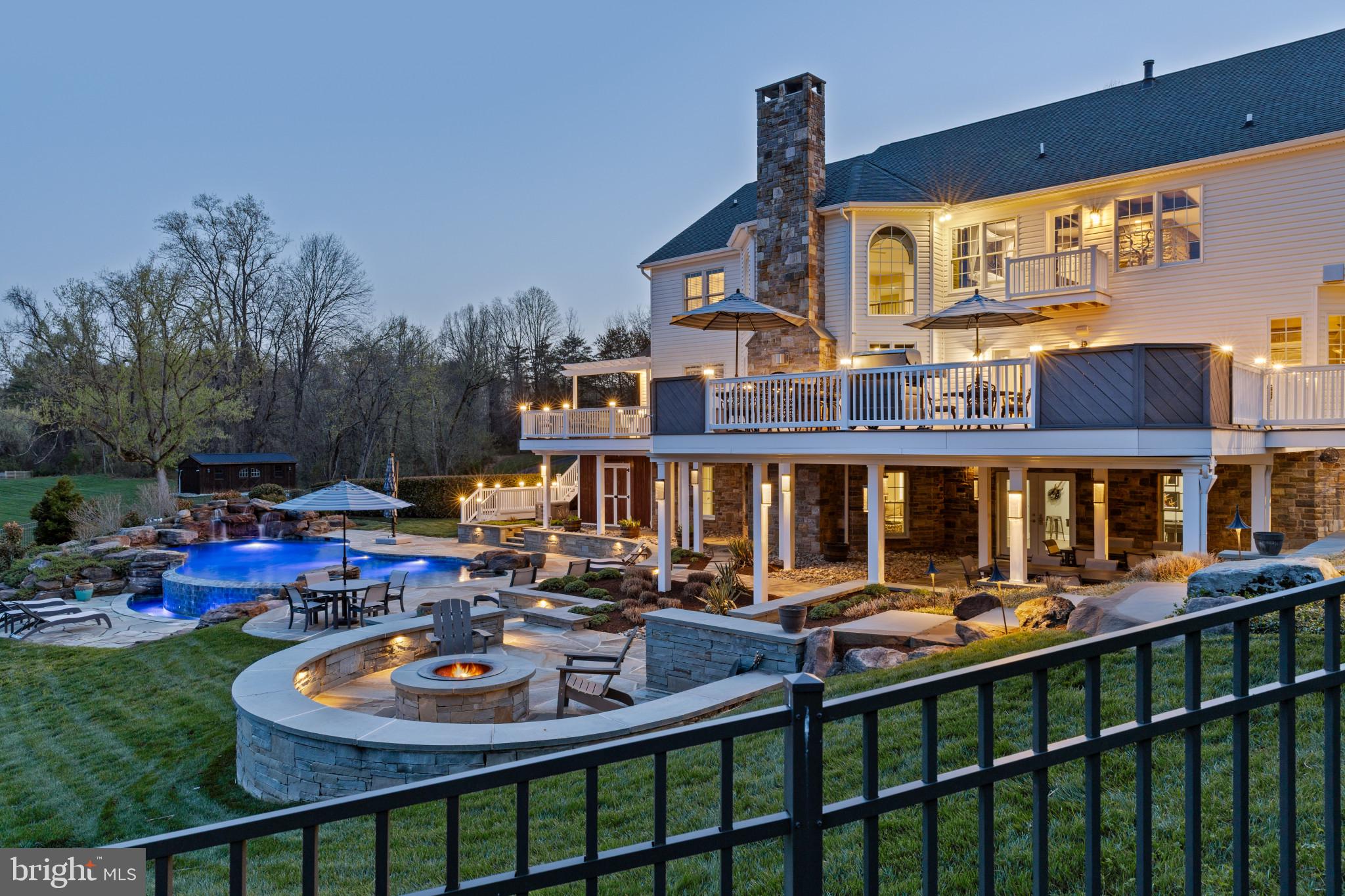 WHITE HALL - Residential