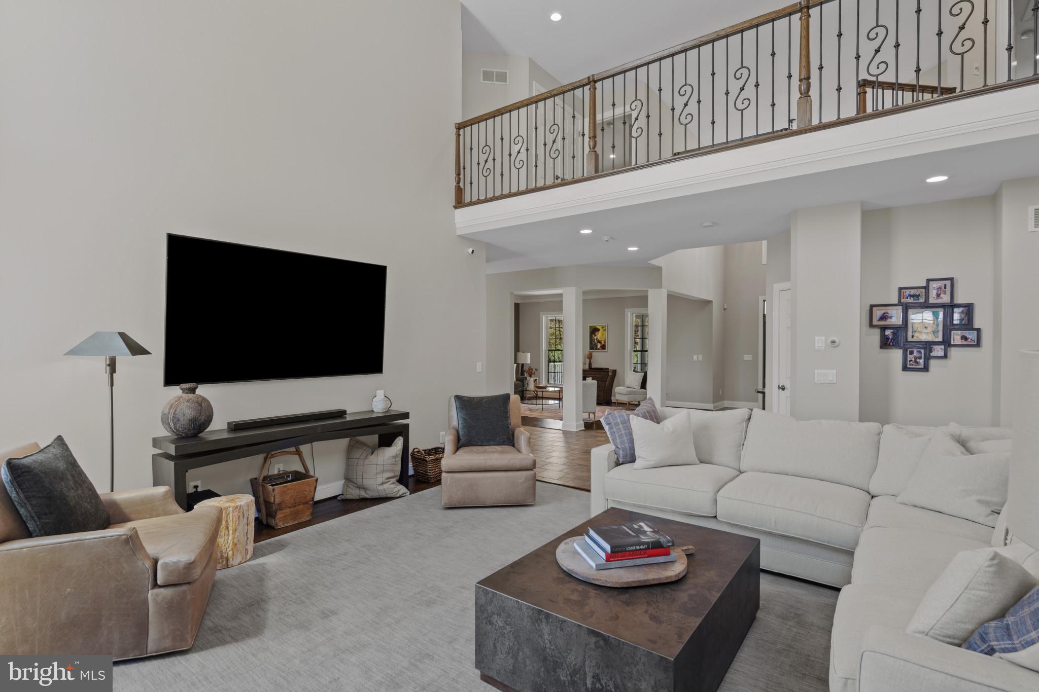 WHITE HALL - Residential