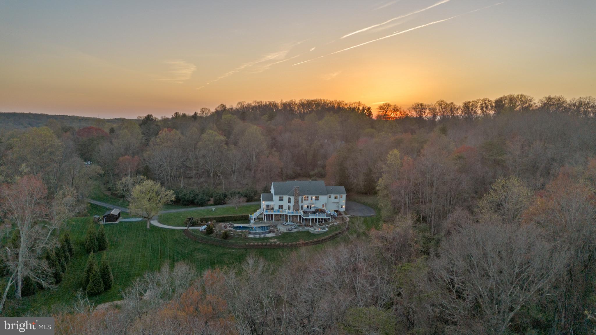 WHITE HALL - Residential