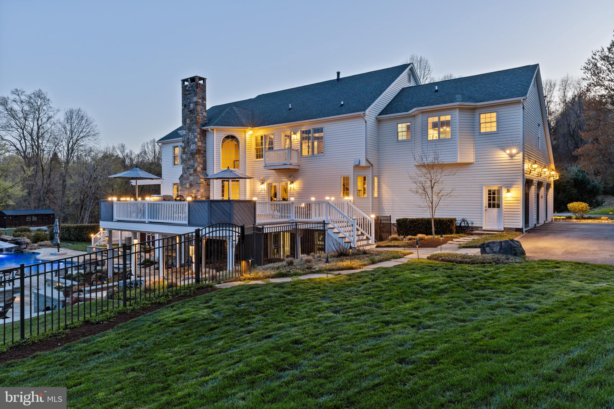 WHITE HALL - Residential