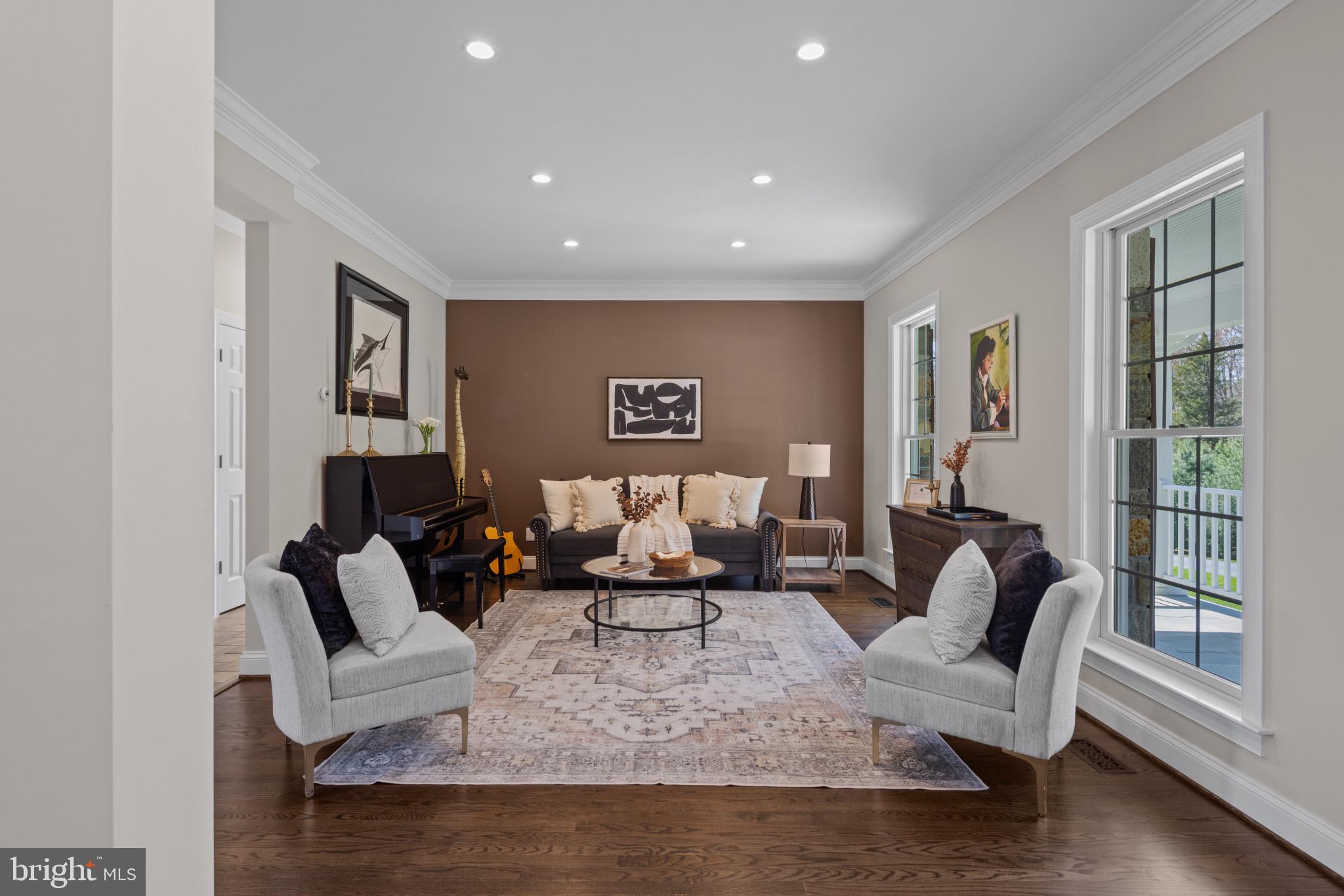 WHITE HALL - Residential