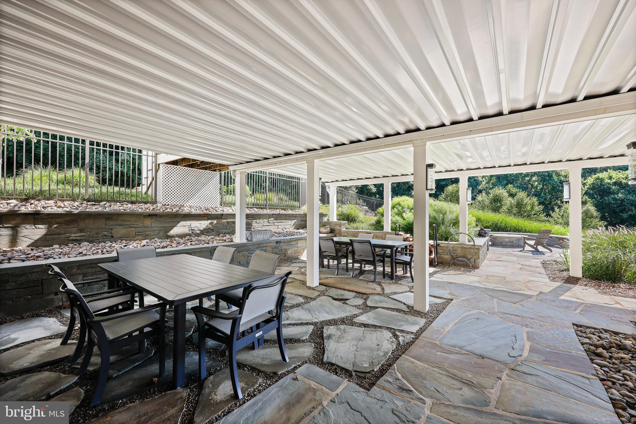 WHITE HALL - Residential