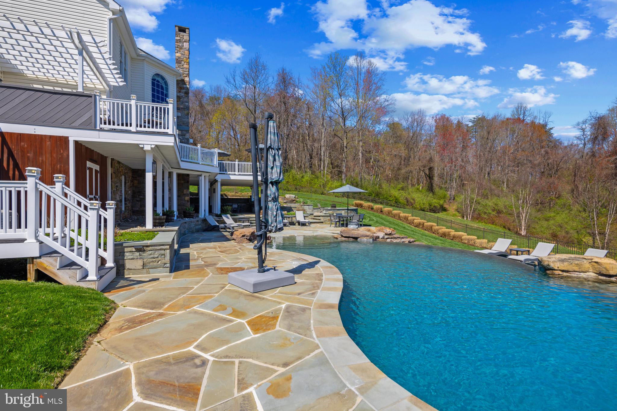 WHITE HALL - Residential