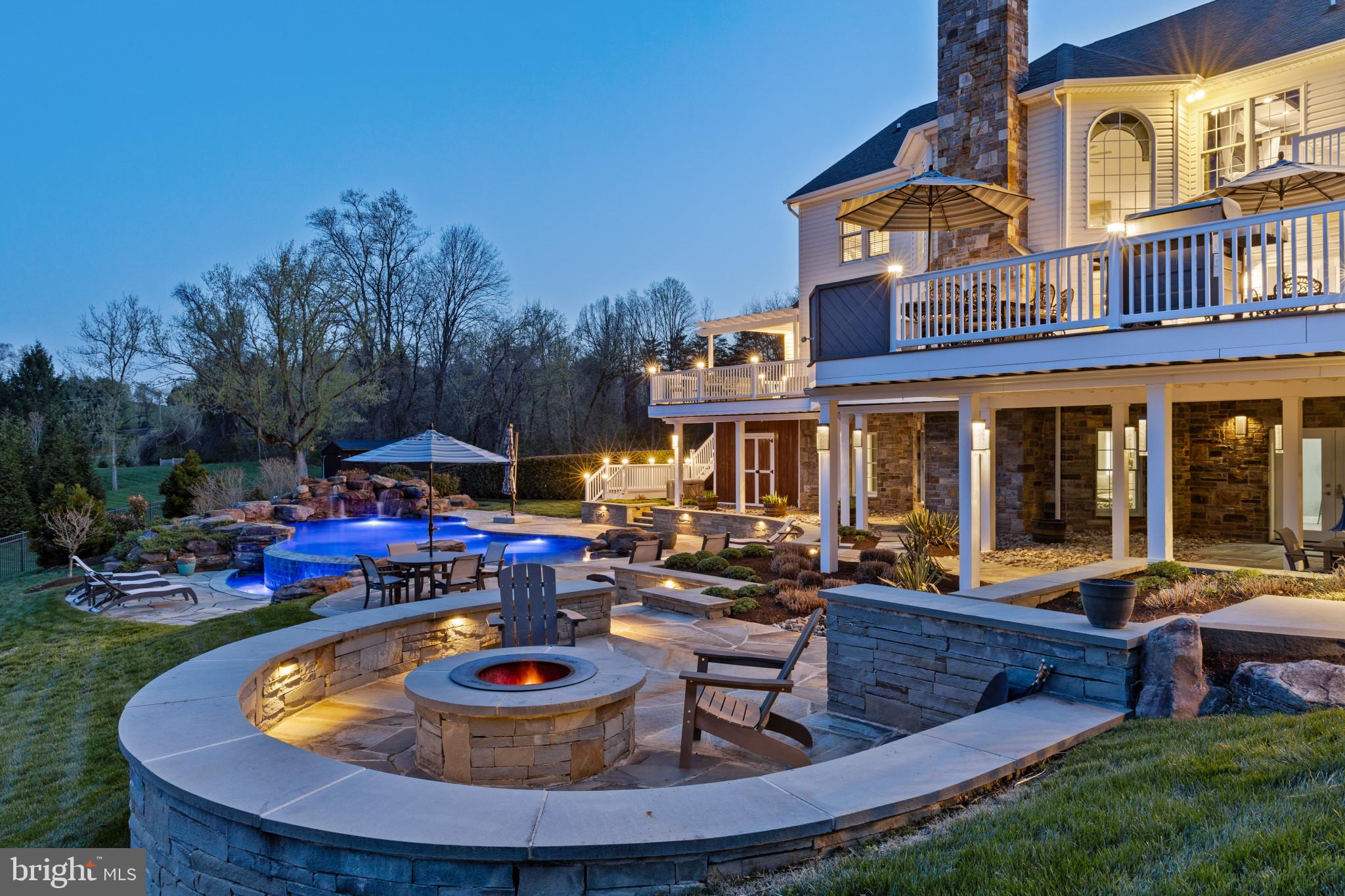 WHITE HALL - Residential