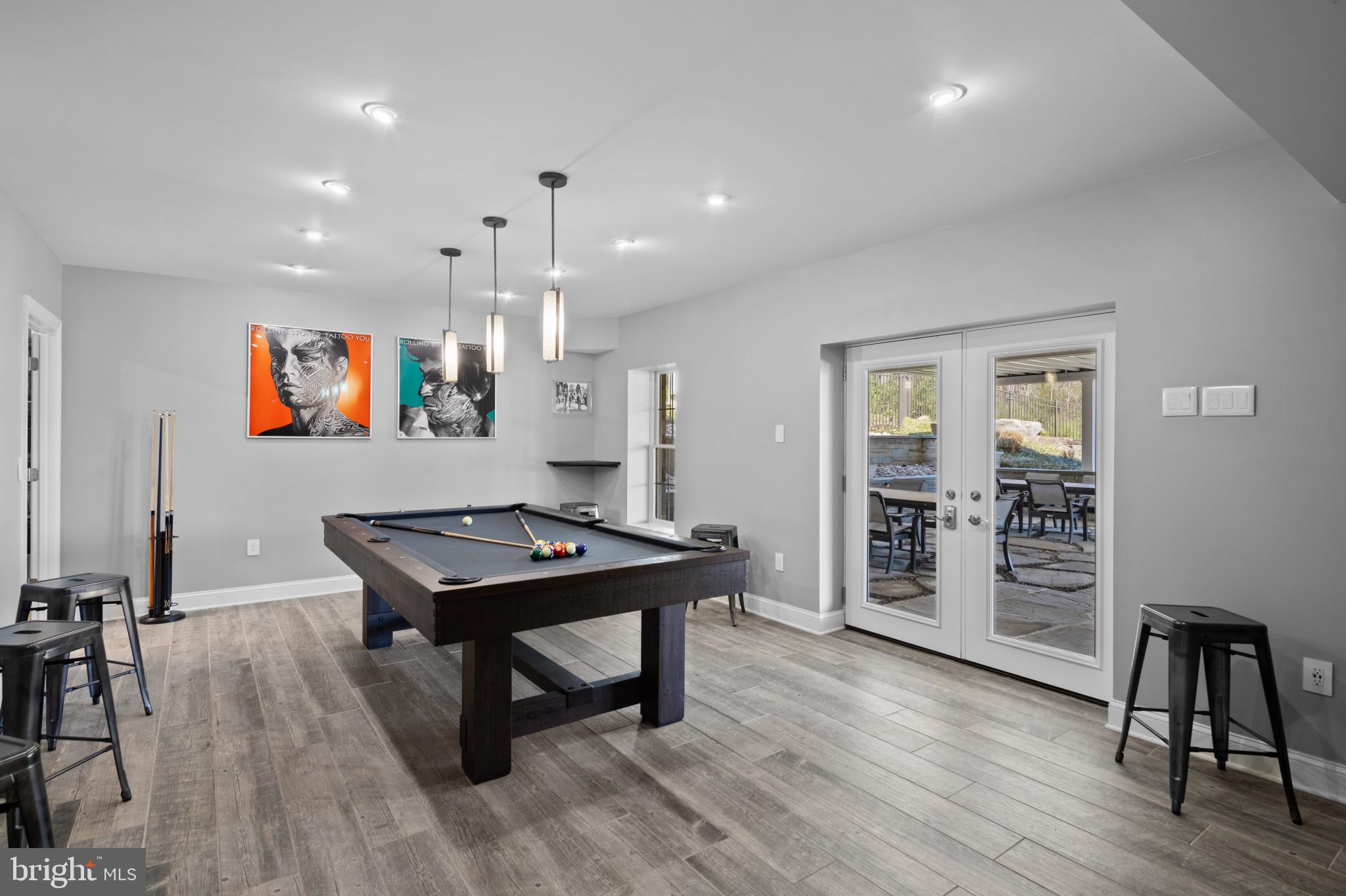 WHITE HALL - Residential