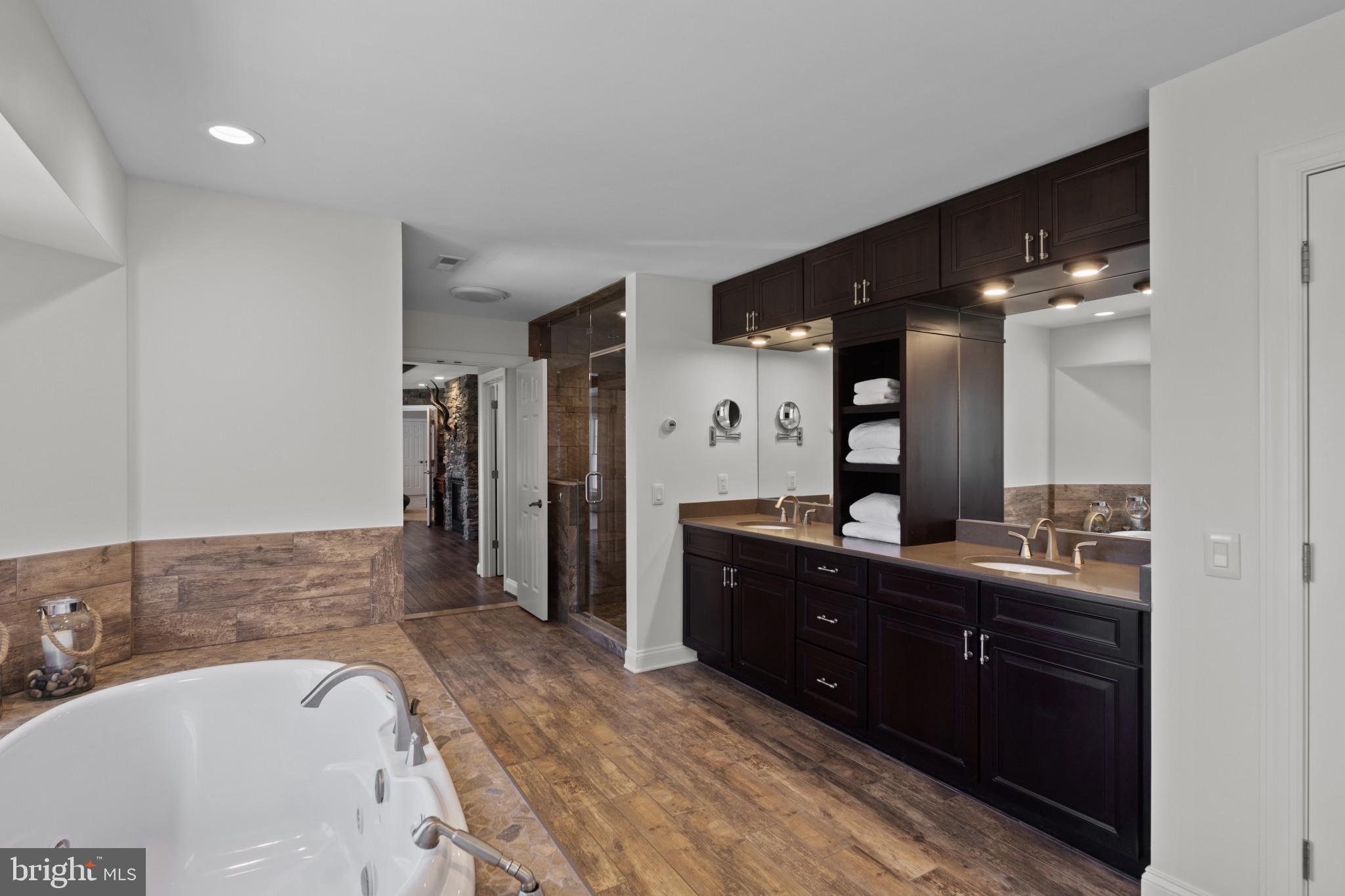 WHITE HALL - Residential