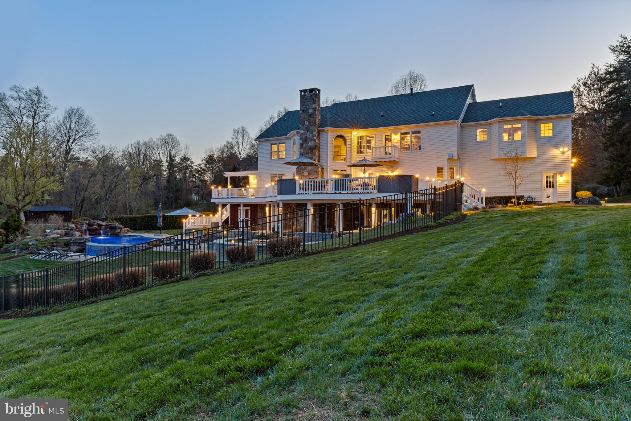 WHITE HALL - Residential