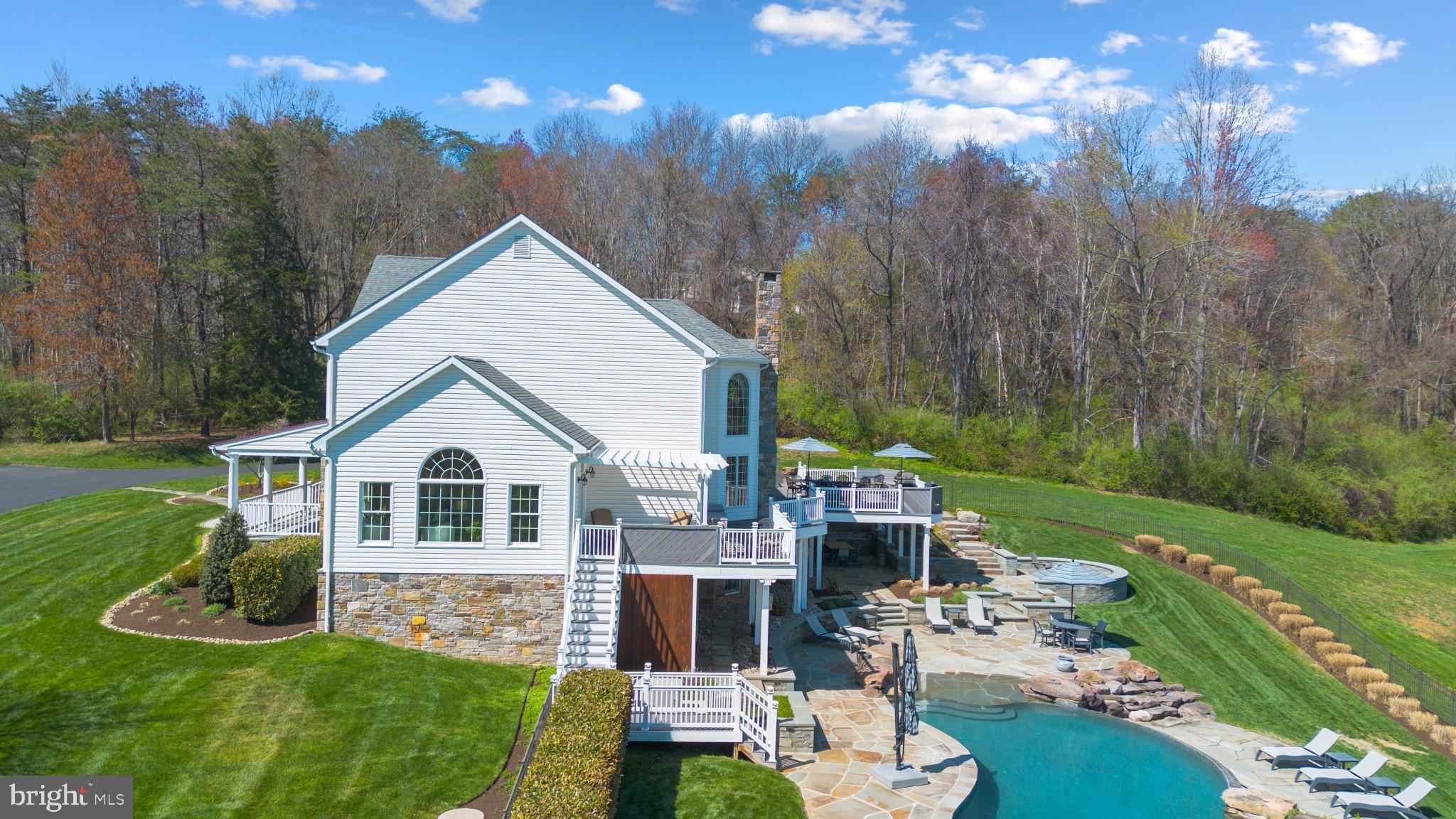 WHITE HALL - Residential