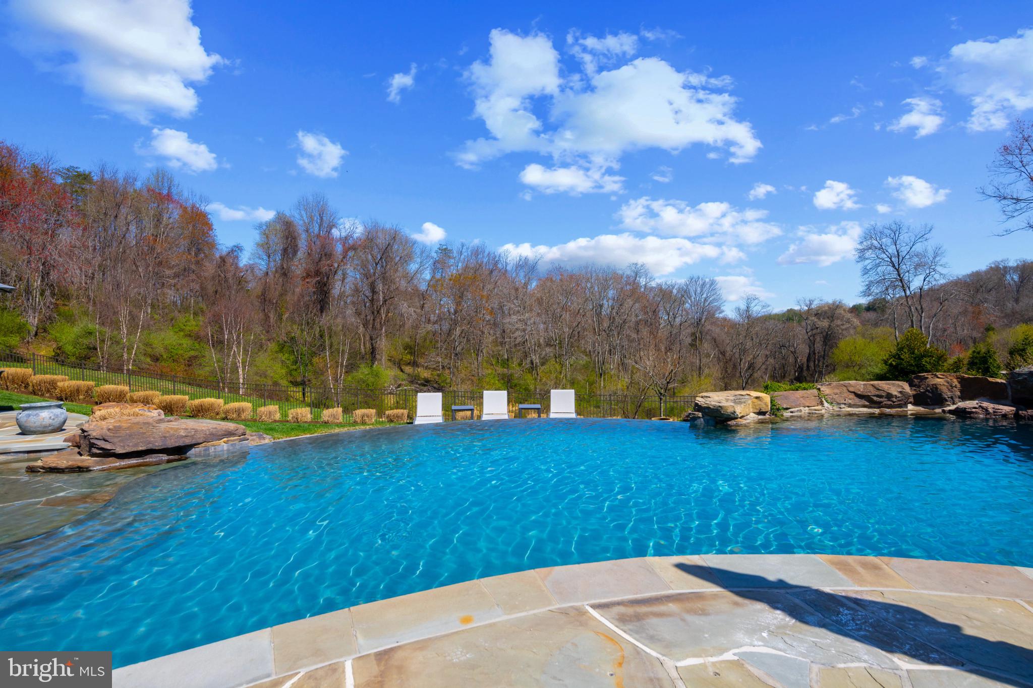 WHITE HALL - Residential