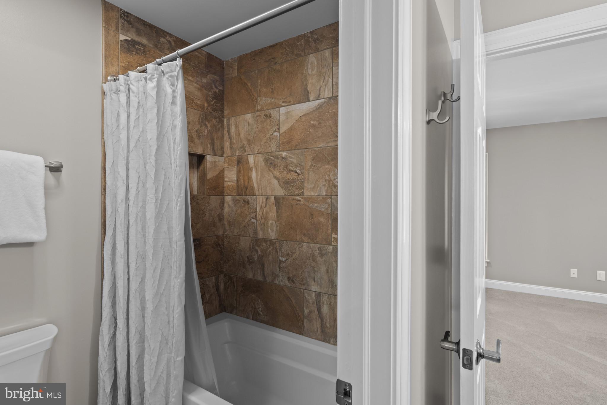 WHITE HALL - Residential