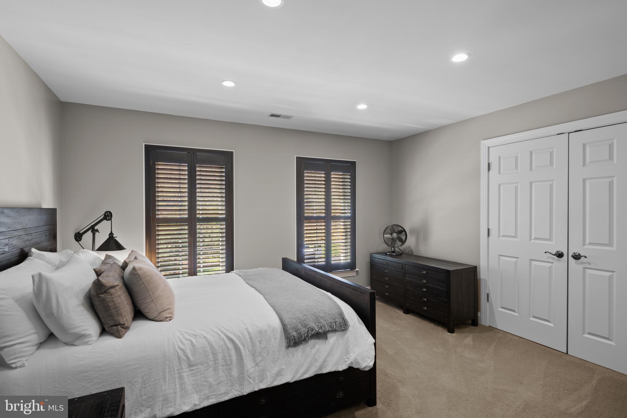 WHITE HALL - Residential