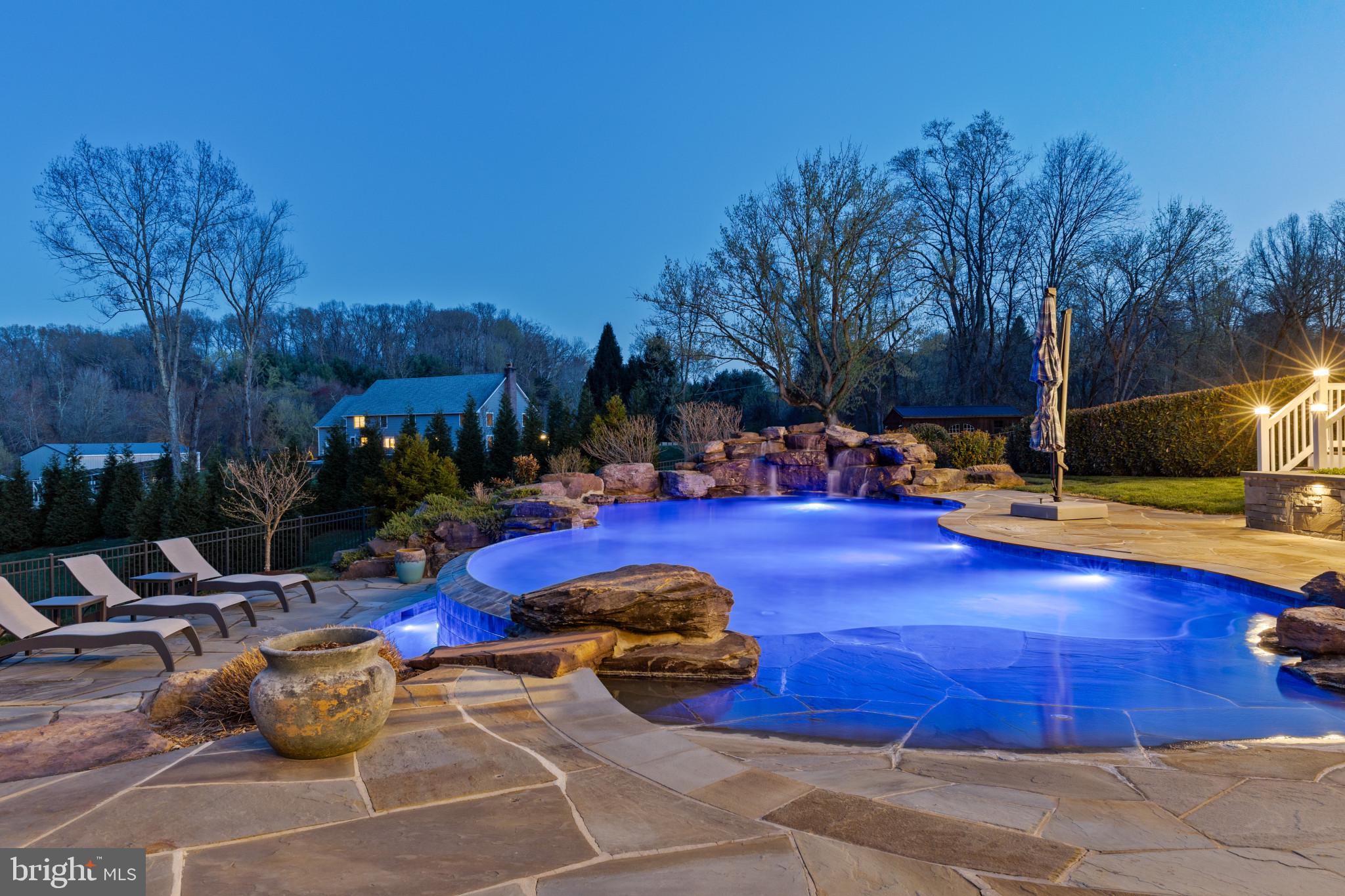 WHITE HALL - Residential