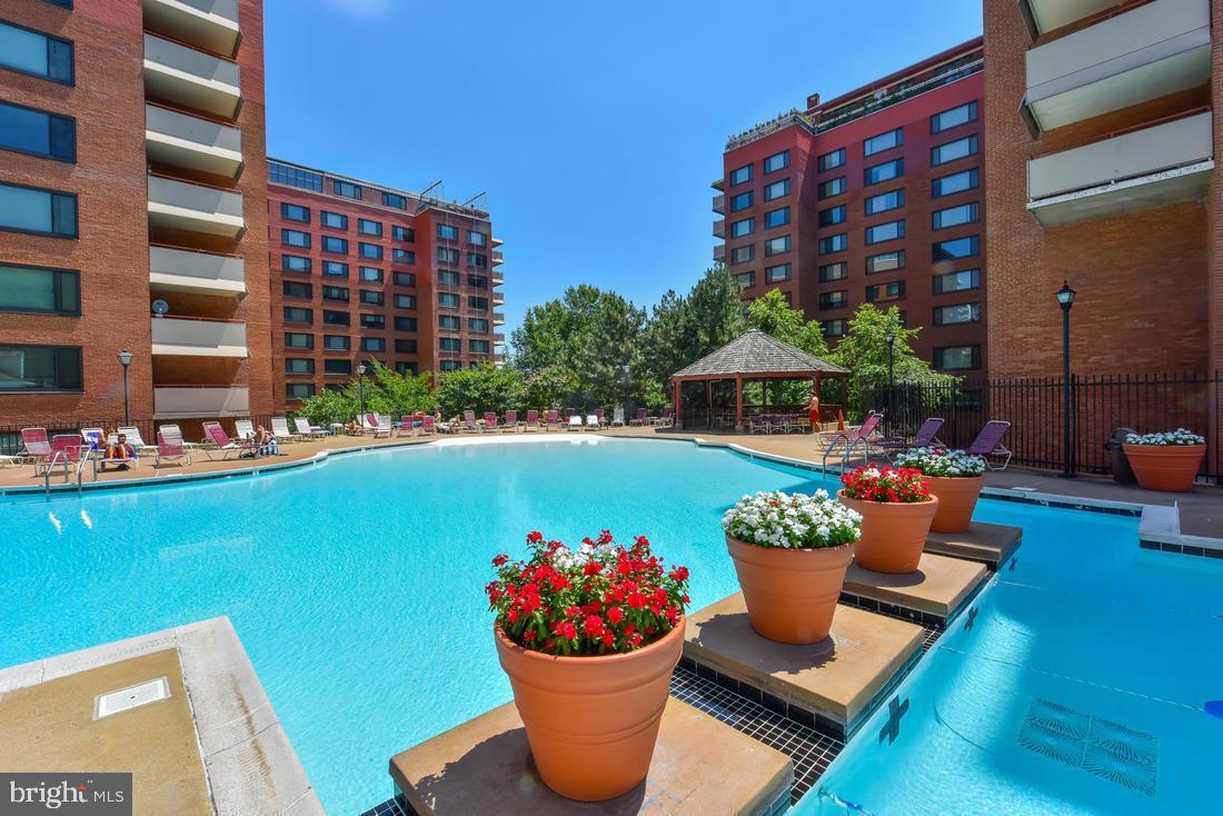 STUDIO INVESTMENT OPPORTUNITY – PRIME LOCATION W/ STRONG RENTAL HISTORY
Smart and efficient, this well-maintained studio apartment offers a fantastic opportunity for first-time investors, long-term landlords, or buyers seeking a low-maintenance pied-à-terre in a prime Arlington location. The unit features a spacious open layout with wall-to-wall carpeting, large windows, and a flexible living/sleeping area that can easily be personalized.
A separate kitchen with full-size appliances and generous cabinet storage offers functionality, while a full bath and entryway closet complete the space. With a history of reliable tenancy and consistent demand, this is a value-add opportunity for the right buyer.
📍 Community Features Include:
All utilities included in coop fee (except internet)
24/7 security and concierge
Olympic-size outdoor pool
Fitness center, bike storage, & convenience store
Large laundry facilities on-site
Secure package room
On-site management
Parking space included in price
Just minutes to Rosslyn Metro, Georgetown, and downtown DC
This is a rare chance to own a well-located, budget-friendly unit with strong upside potential in an amenity-rich building.
Shown by appointment only. Tenant-occupied. Ask about current lease terms and rental history.
Let me know if the studio has a view, comes furnished, or includes any other features, and I can revise!
