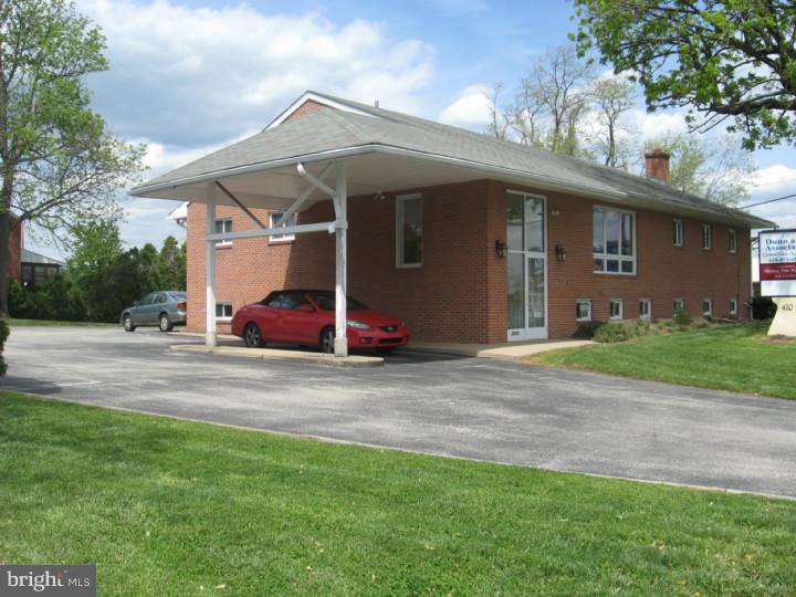 Perfect for Lawyer, Accountant, Insurance . 900 Square feet. Large private parking lot! Central Air. Signage Available. High traffic Area!