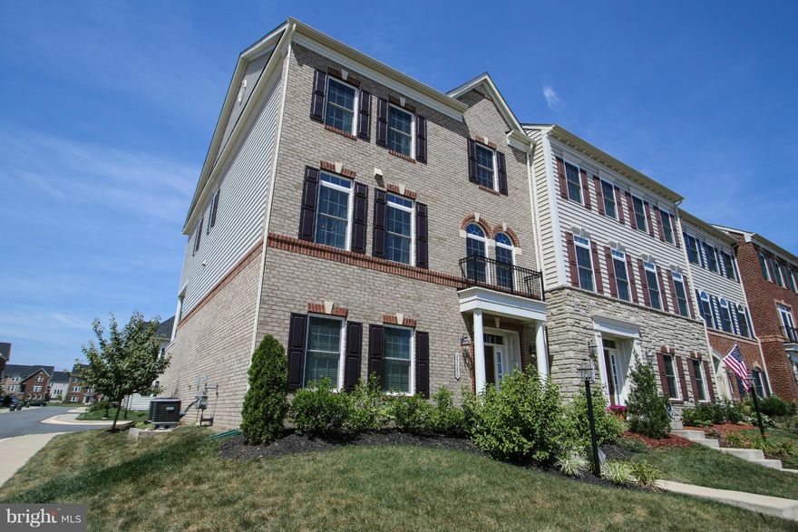 BEST PRICE AROUND! Amazing End Unit 2.5 car Gar TH in Avonlea w/ over 3,600 fin sqf! dual HVAC & upgrade galore! Walk in lower lvl vast rec rm & full BA. Main lvl hdwds lead into open liv/din rm off from gourmet kit w/ upgraded cabinets, custom baksplsh, granite, SS, break bar, off fam rm w/ access 2 porch. Perfect 2 entertain. Upper lvl lg MA 2 walk in, tray ceil, & BA w/ 2 sinks, sep shower/tub