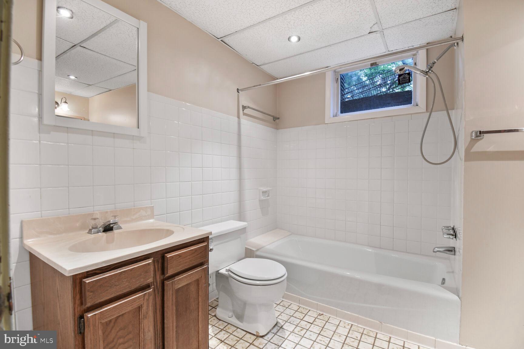 INVERNESS WOODS - Residential Lease