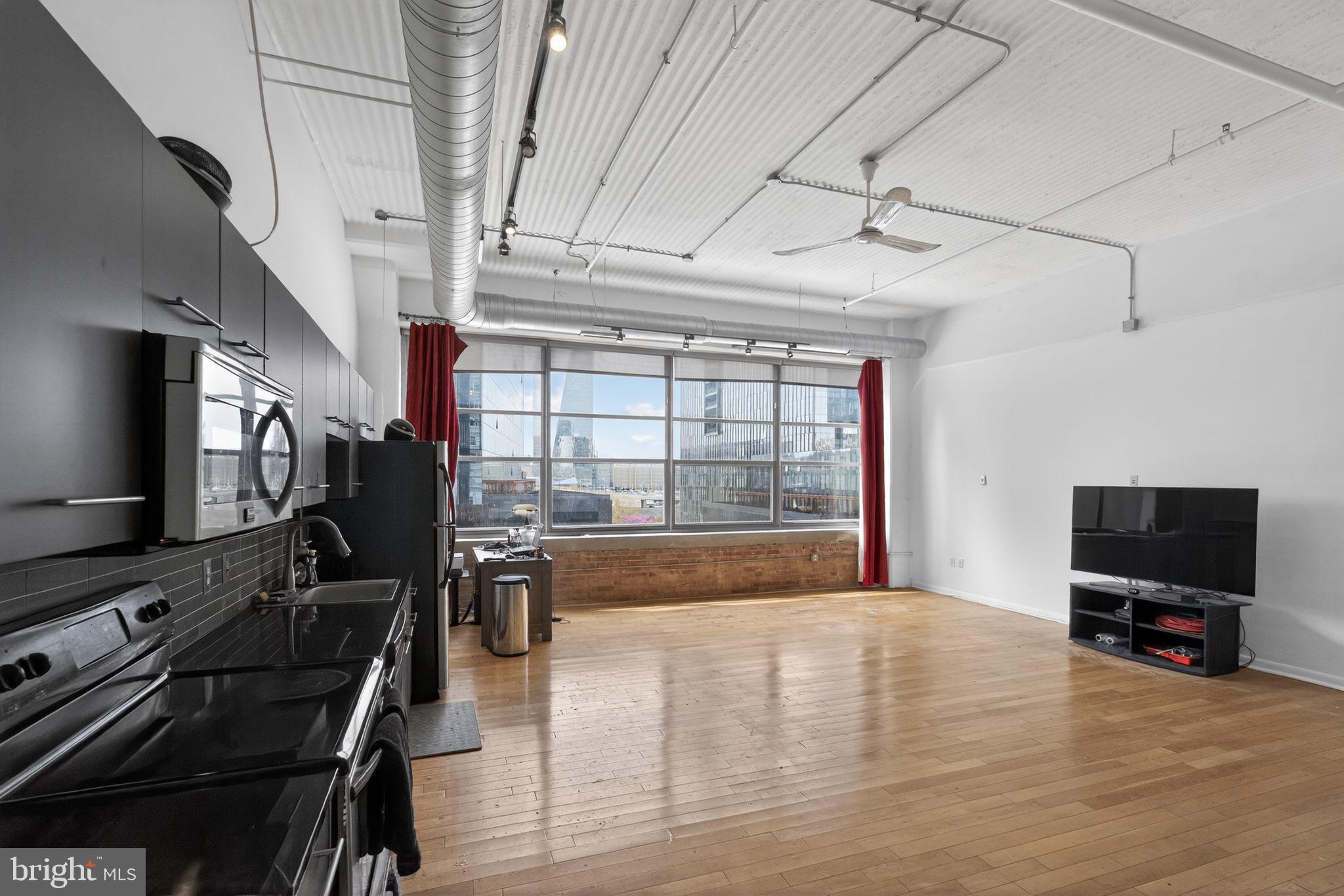 LOGAN SQUARE - Residential