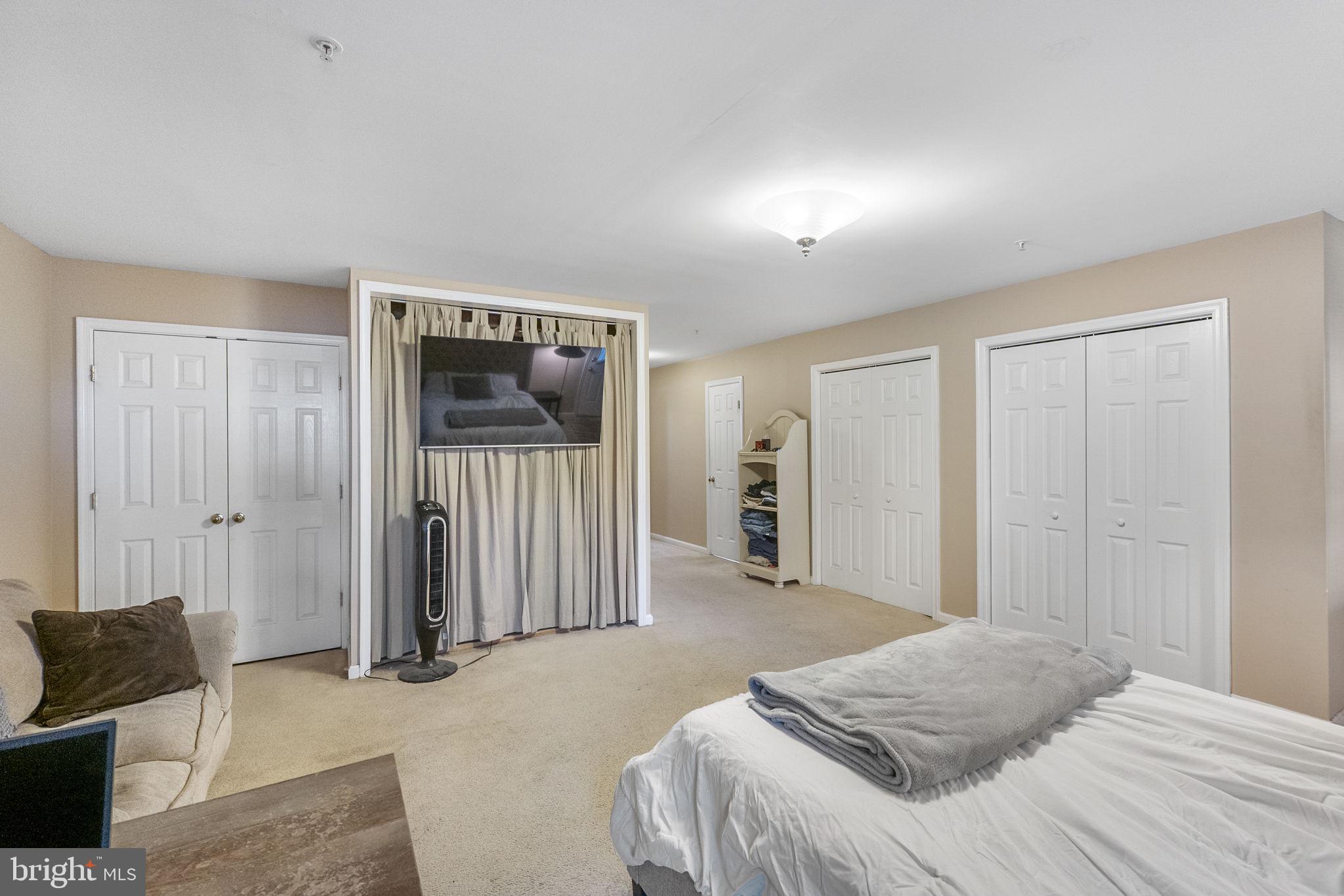 MANOR OAKS - Residential