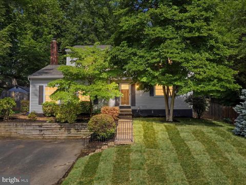 Photo of 16106 Benedict Court, WOODBRIDGE, VA 22191 (MLS # VAPW2120174)