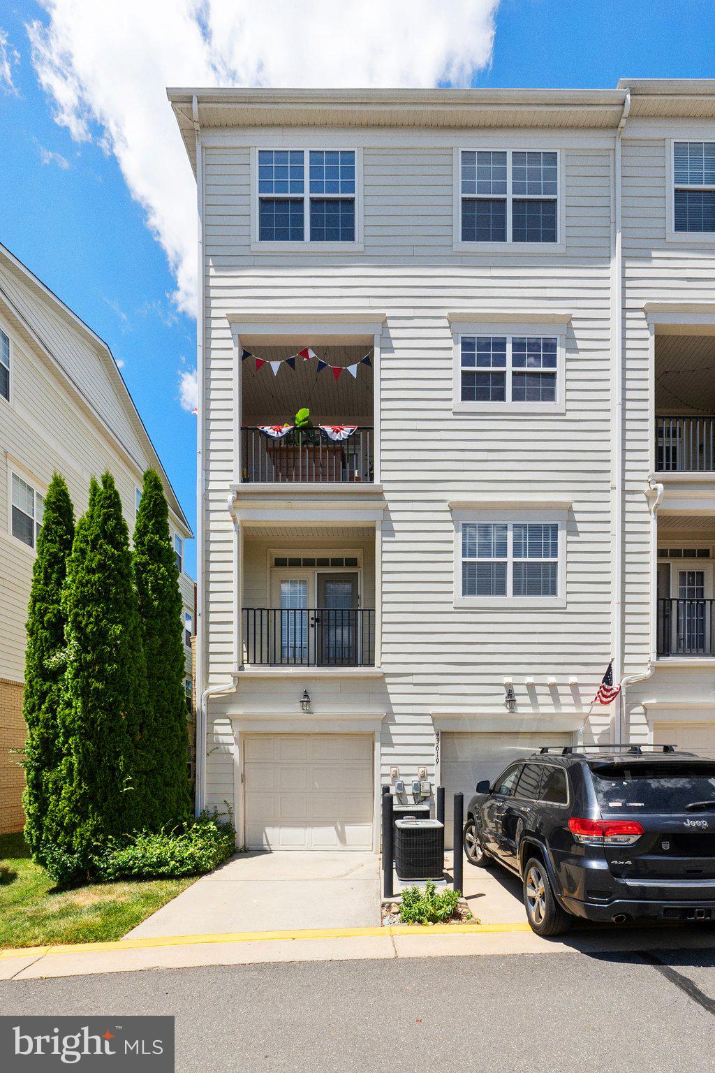 TOWNES CONDOMINIUMS - Residential