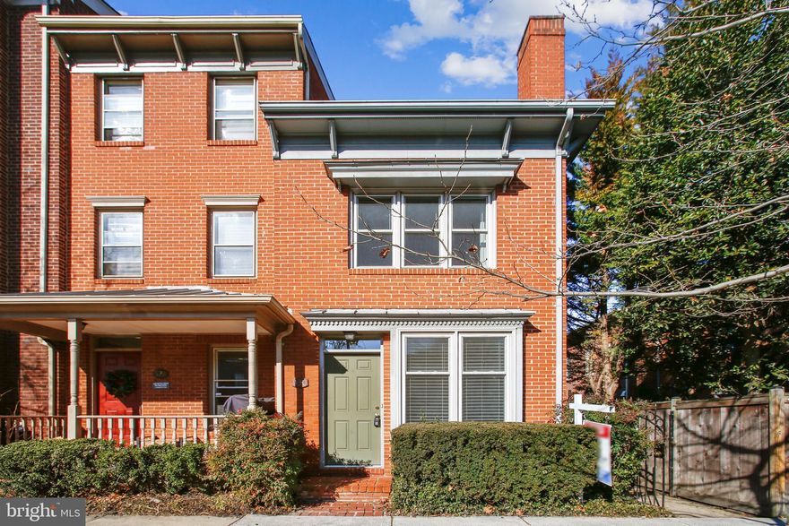 LEASING INCENTIVE FOR QUICK MOVE IN!!! 3BR/2BA 4 level end townhouse in popular COLECROFT. ONE BLOCK TO BRADDOCK METRO and thisclose to all the cool new stuff in Old Town West. BEAUTIFULLY UPDATED  BATHS !! Fabulous kitchen with granite and stainless steel. Large, tiered and fenced rear deck. Really pretty Wood floors in living and dining.  Wood burning fireplace in living room. GINORMOUS basement. 1 assigned parking + loads of street. Min inc = $151,200. Pets CBC (NMT 2 pets, less than 80 LBs combined) with $100 monthly pet fee (1st year only). Cert funds  required. $50/adult + $3600 separate checks